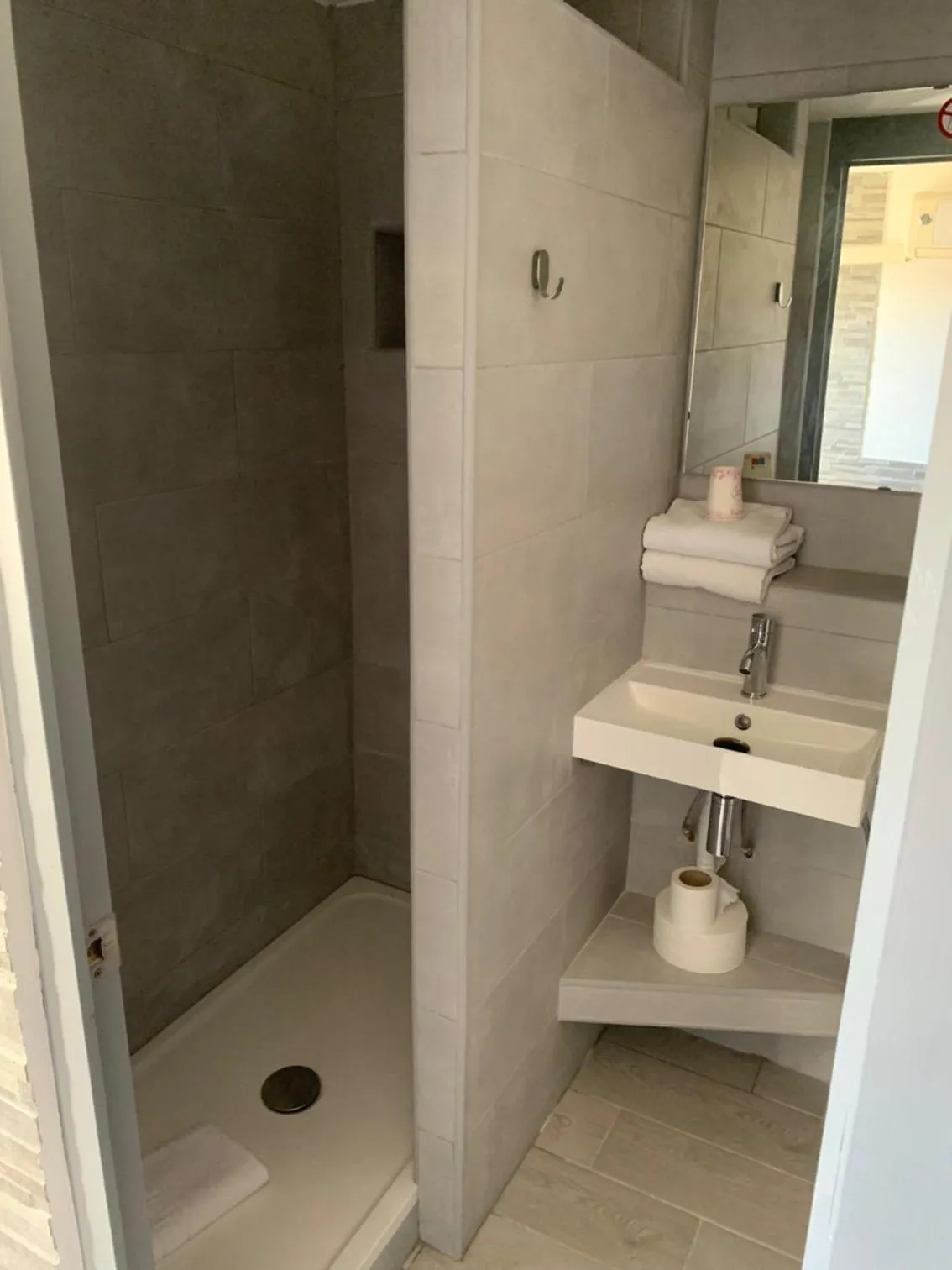 Bathroom in Aix Hotel