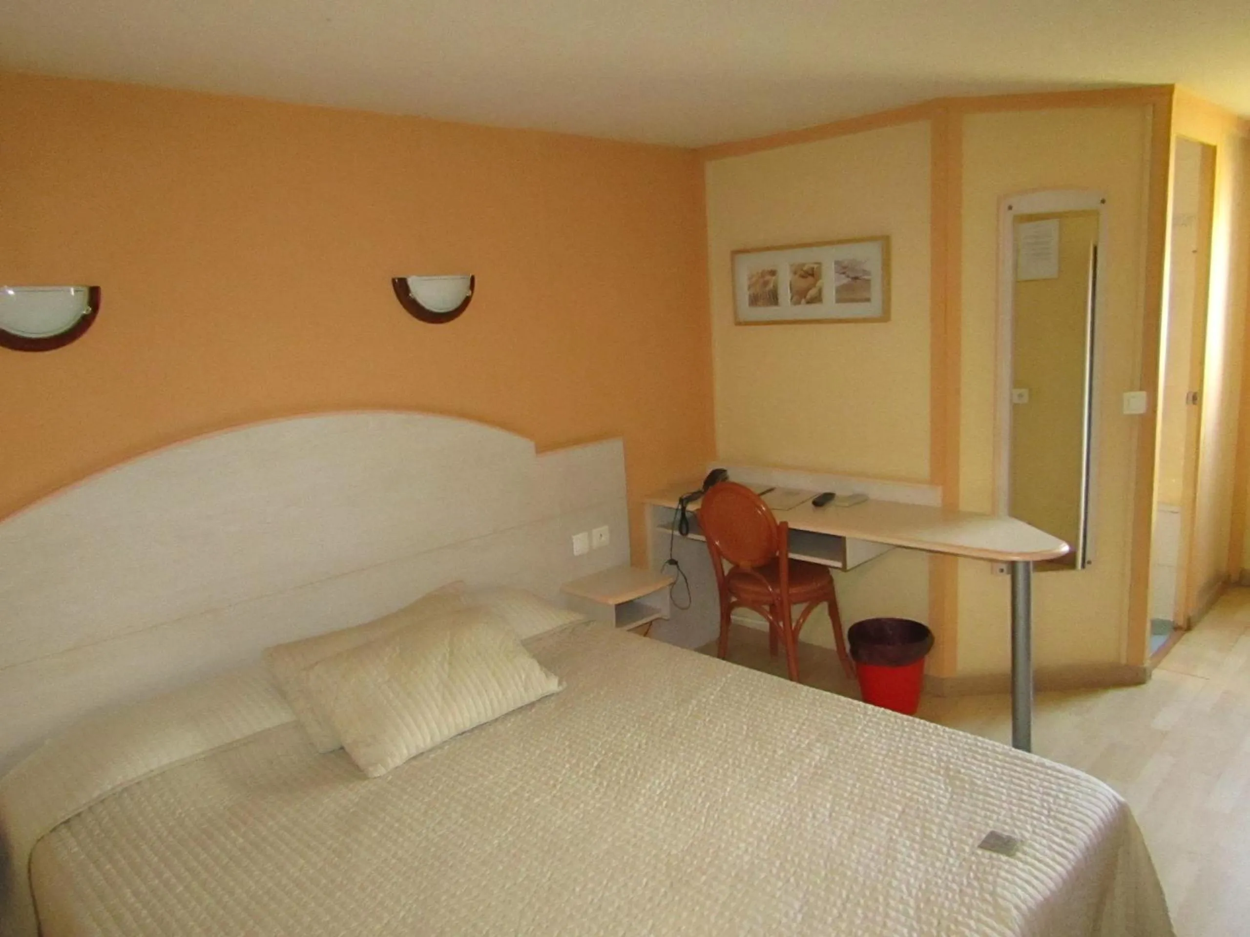 Photo of the whole room, Bed in Aix Hotel