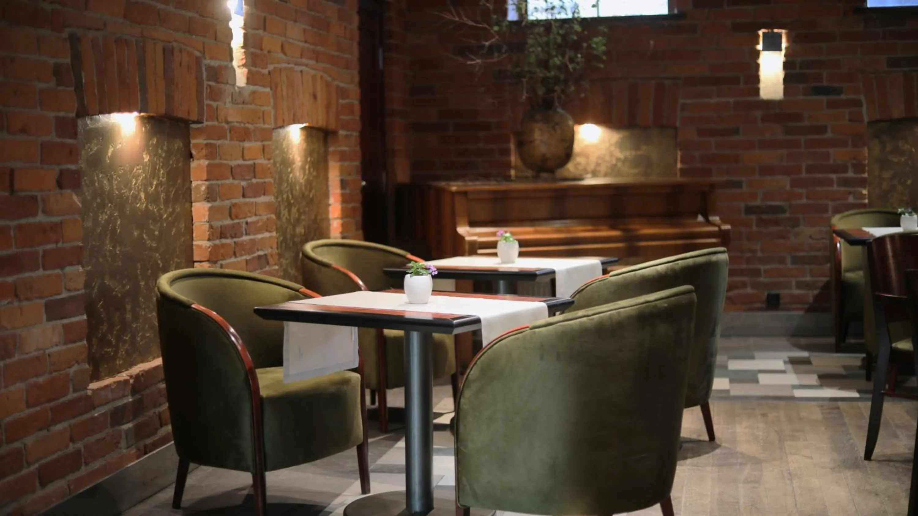 Restaurant/places to eat in BEST WESTERN Santakos Hotel