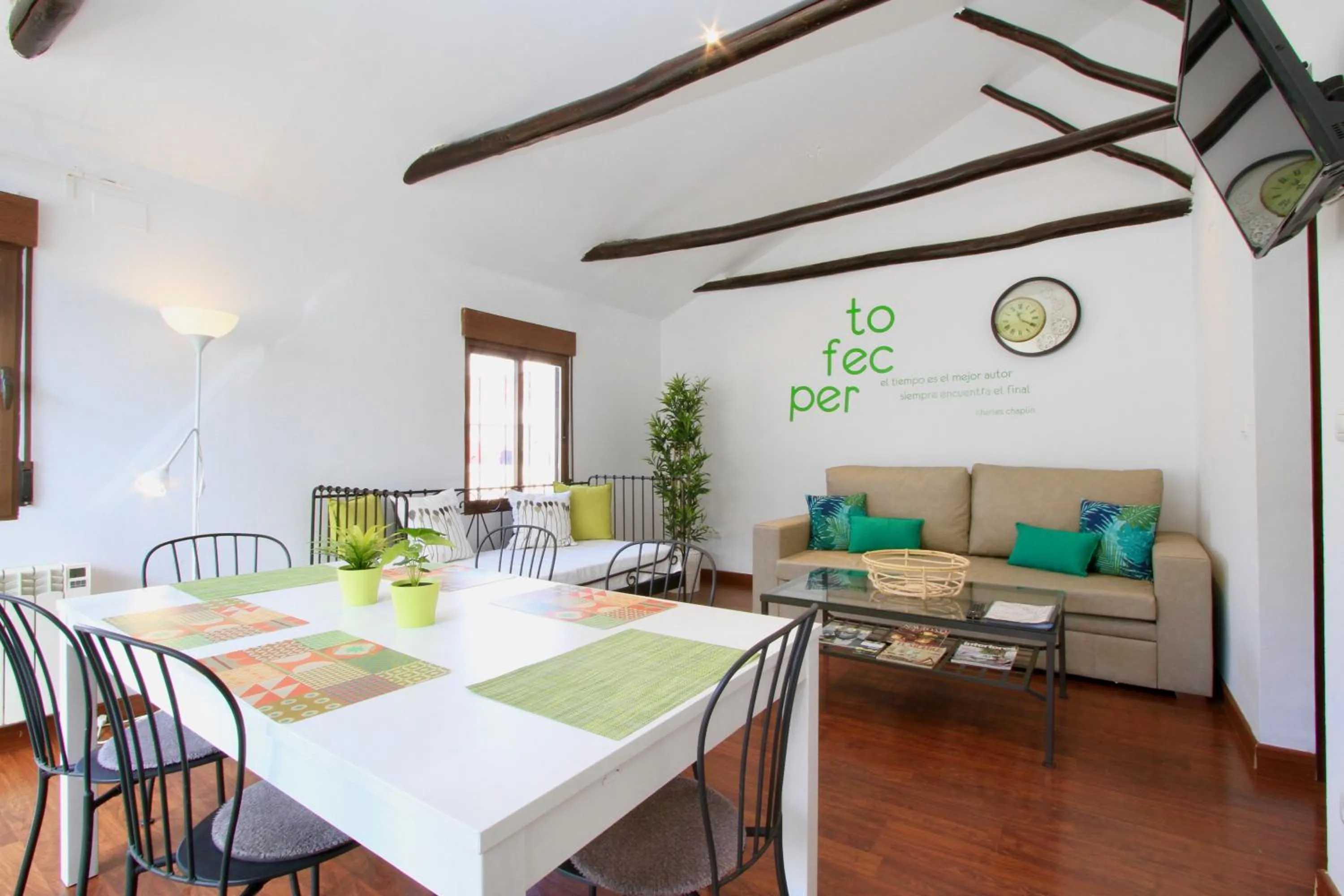 TV and multimedia in Apartamentos Inside Paseo de los Tristes