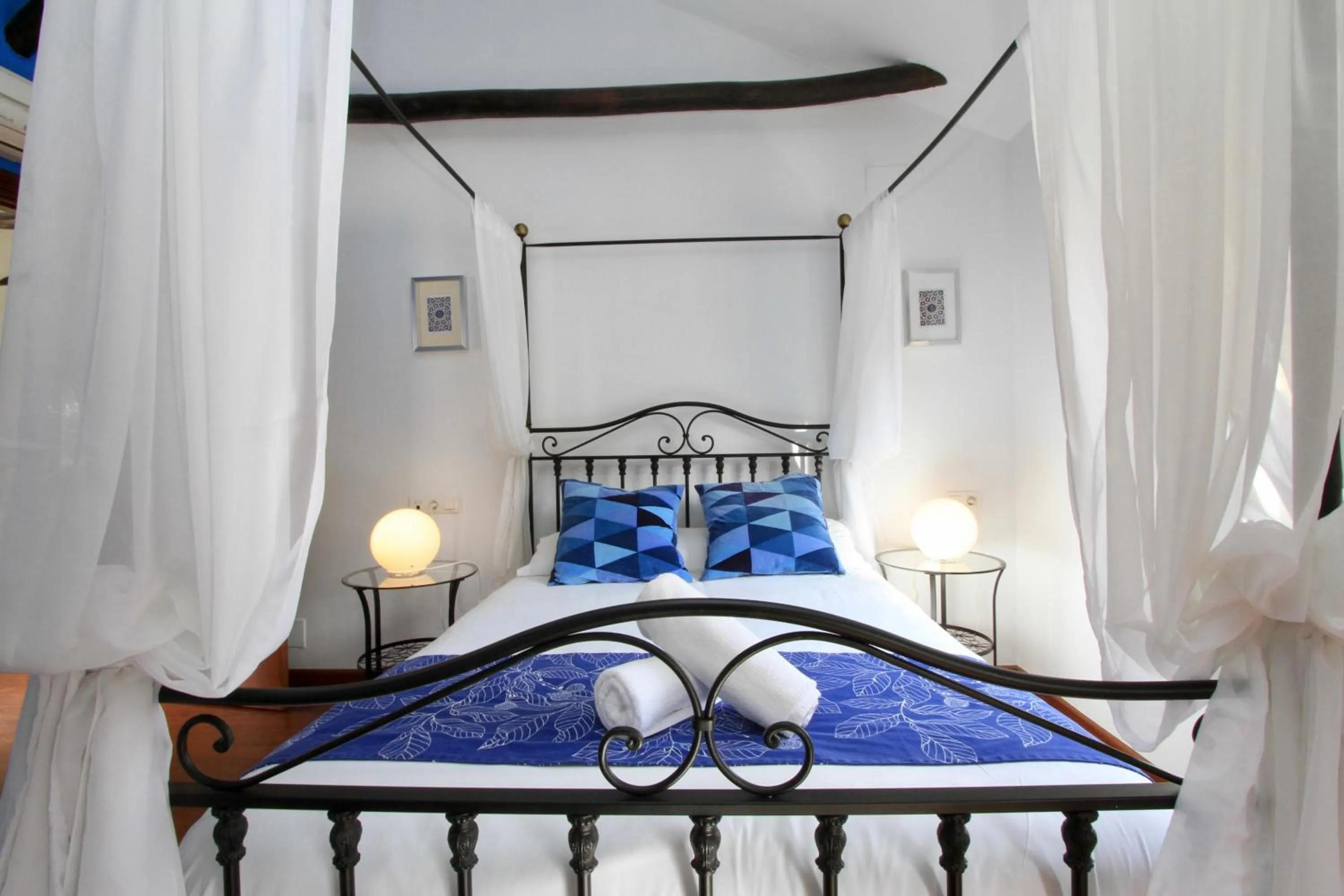 Bed in Apartamentos Inside Paseo de los Tristes