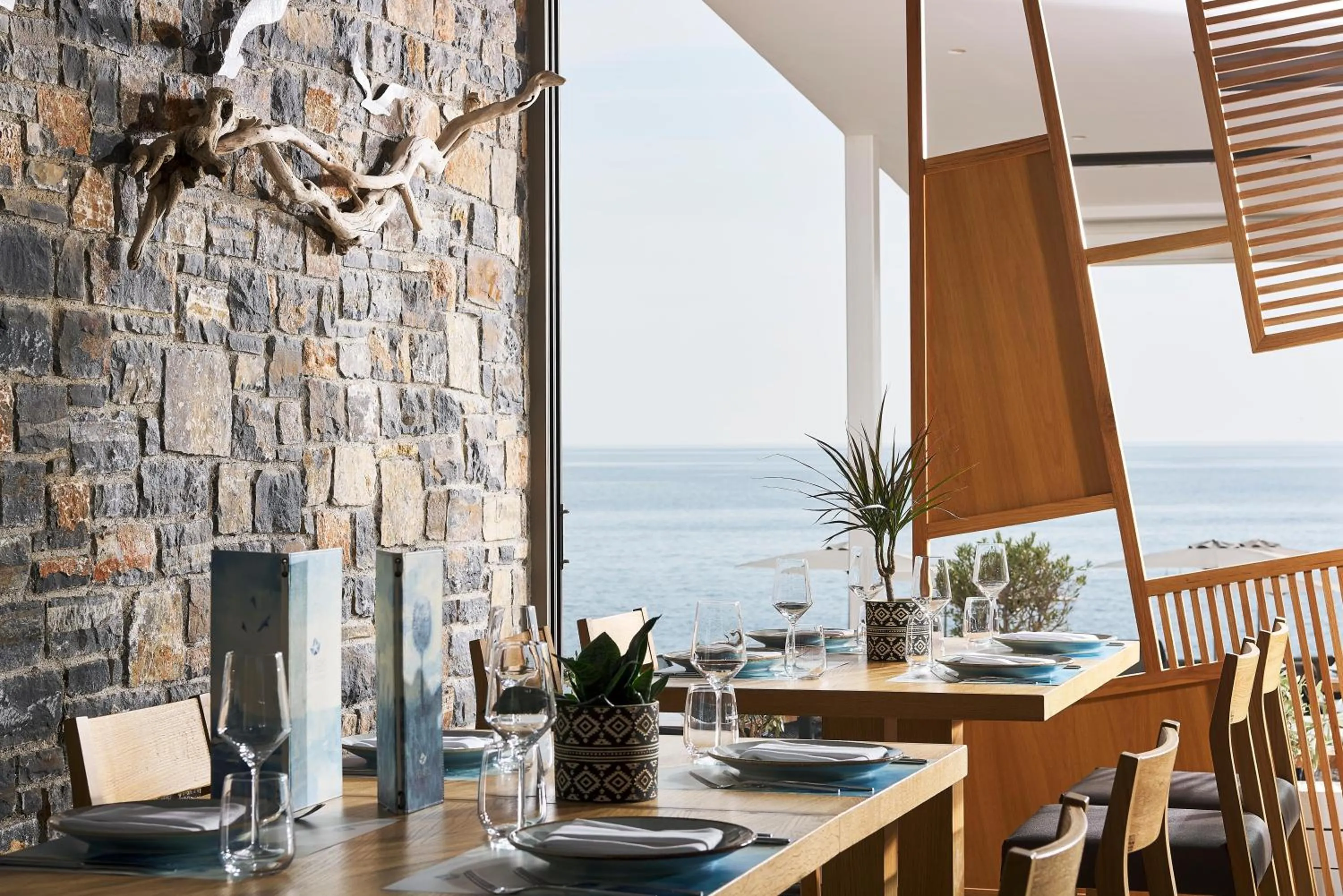 Restaurant/places to eat in Coriva Beach Hotel & Bungalows