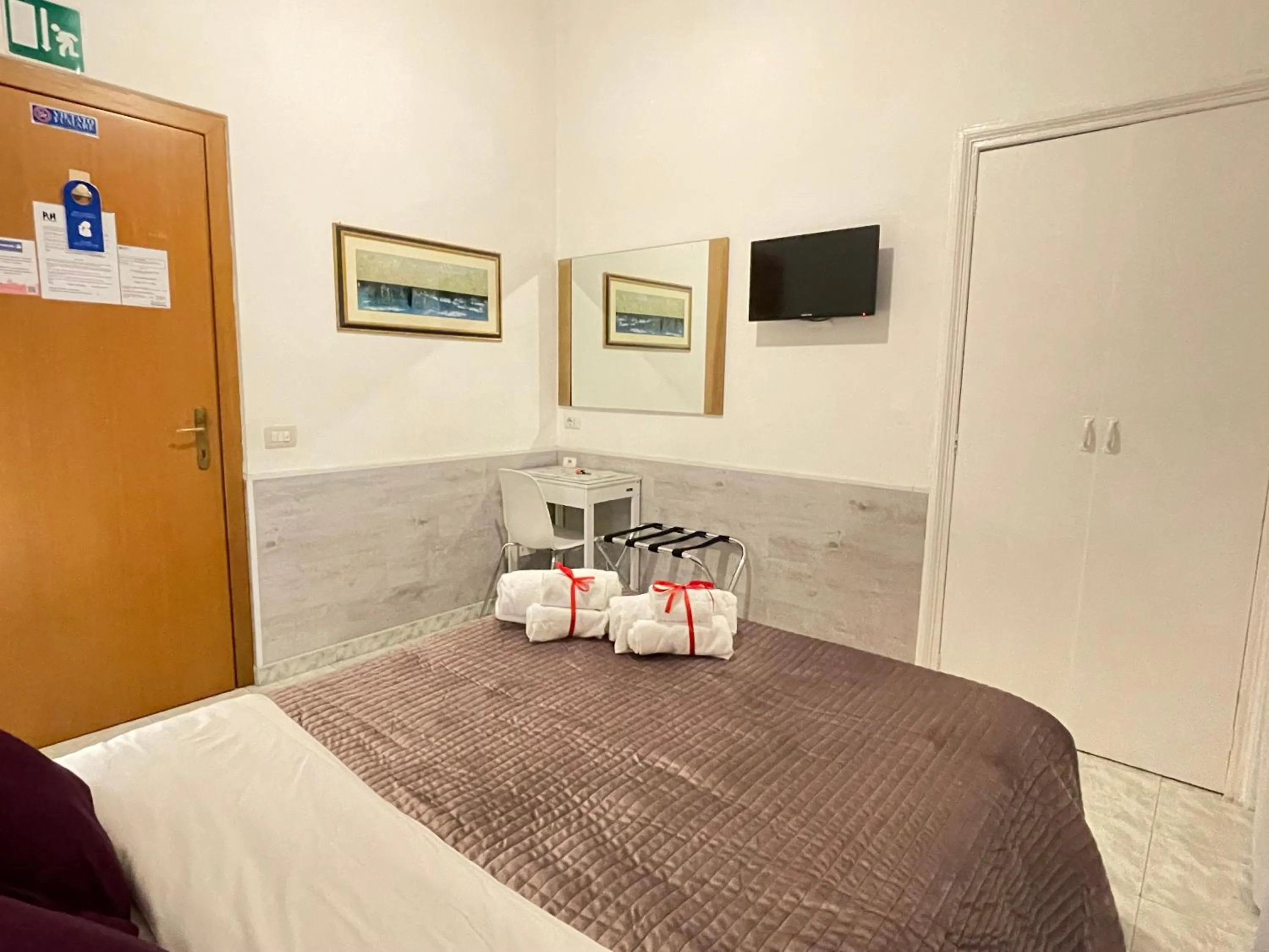 Bedroom, Bed in Roman Holidays Rooms Otranto
