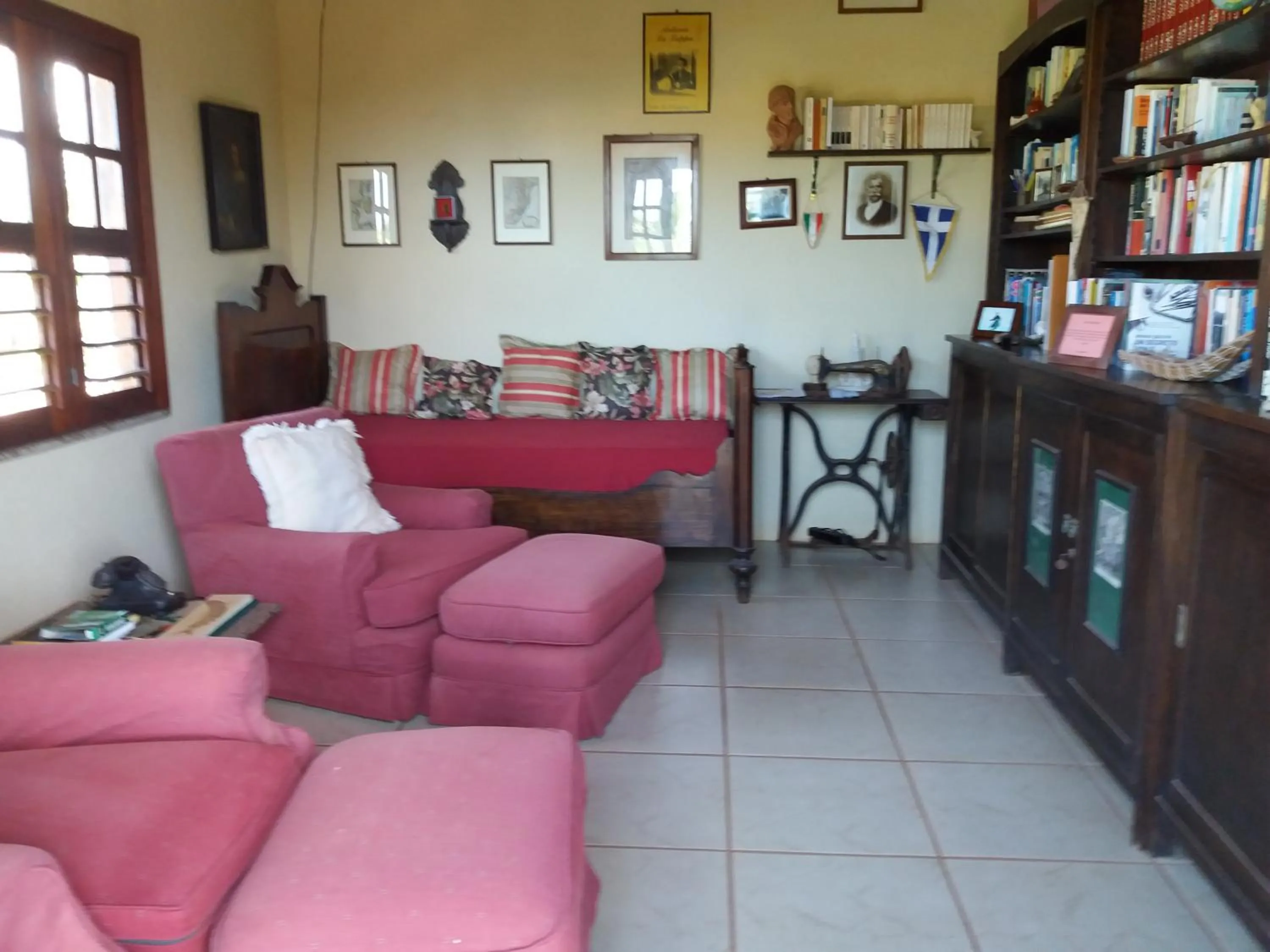 Library in Pousada Cultural Canto dos Poetas