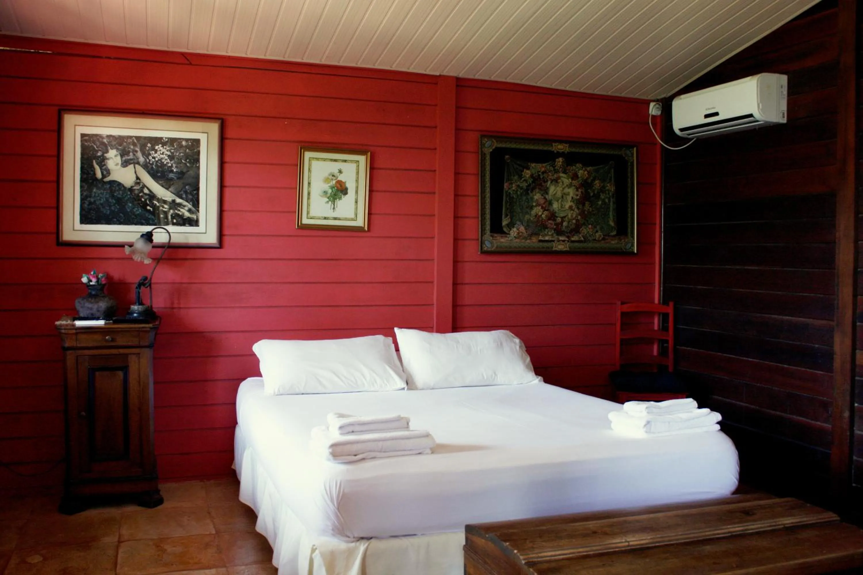 Bed in Pousada Cultural Canto dos Poetas