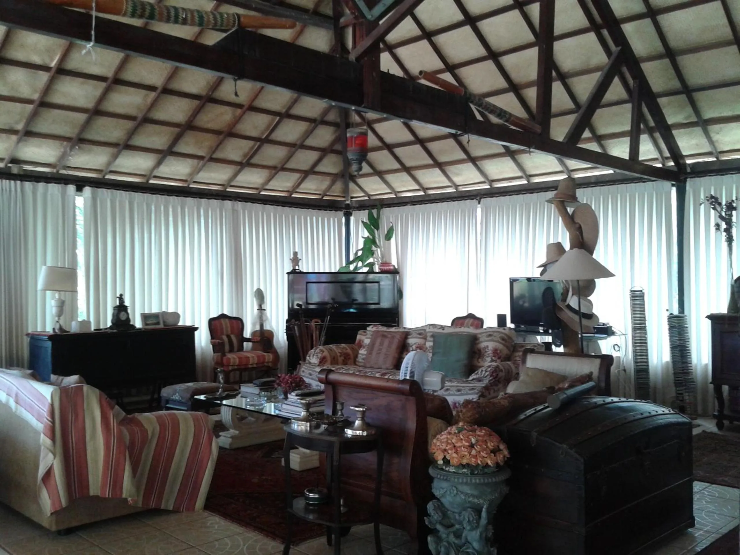 Communal lounge/ TV room in Pousada Cultural Canto dos Poetas