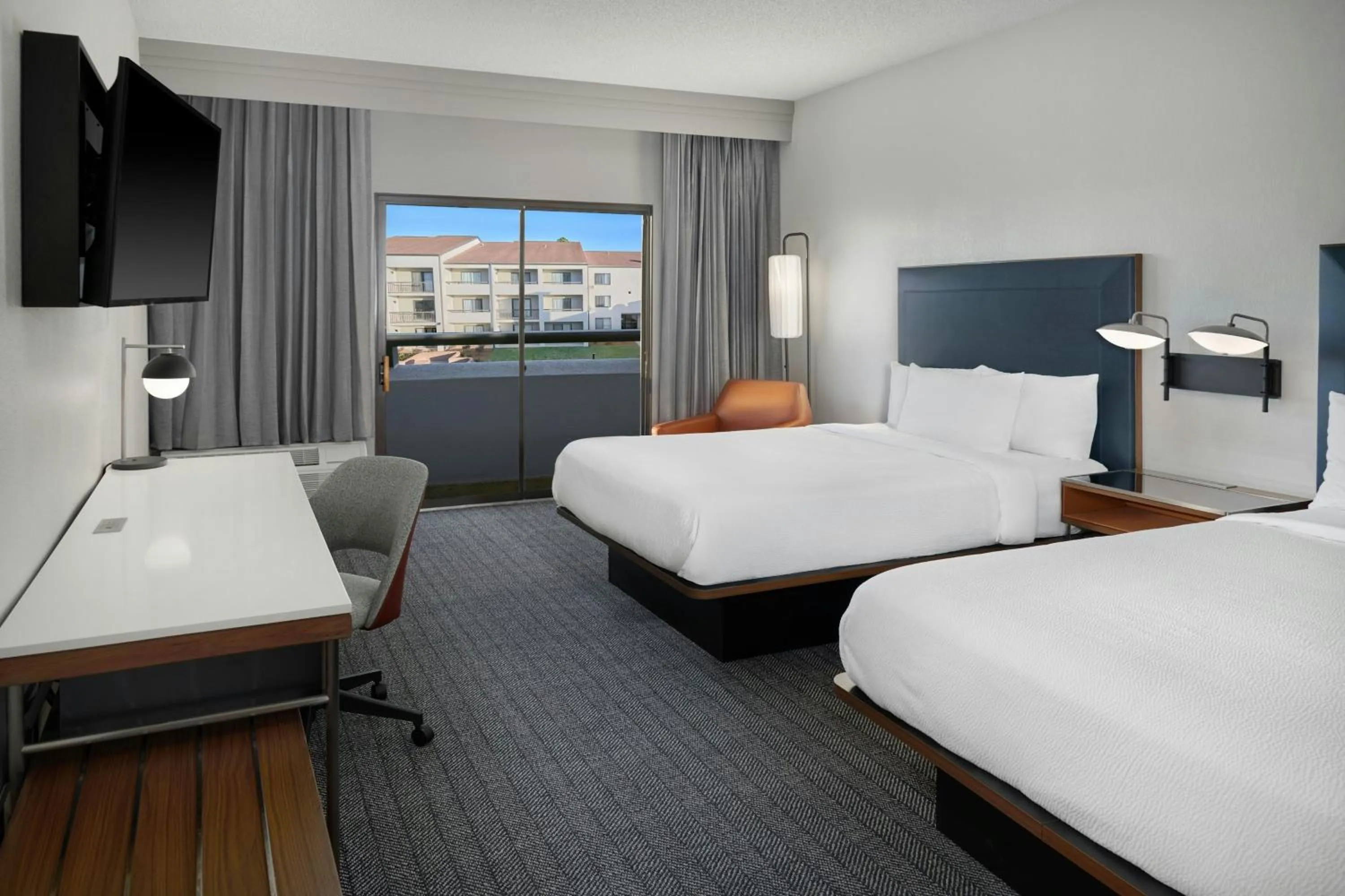 Photo of the whole room, Bed in Courtyard by Marriott Huntsville University Drive