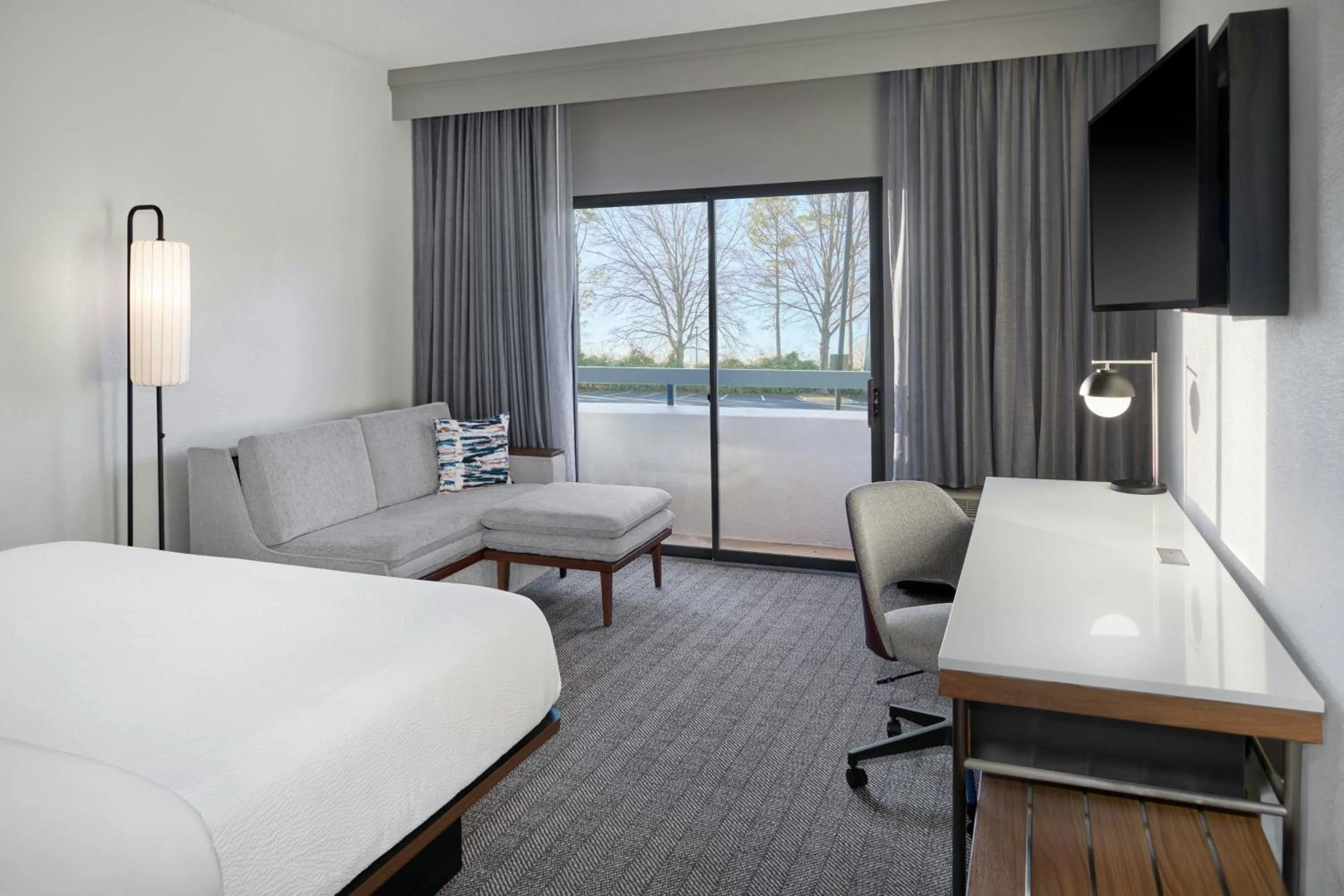 Photo of the whole room, Bed in Courtyard by Marriott Huntsville University Drive