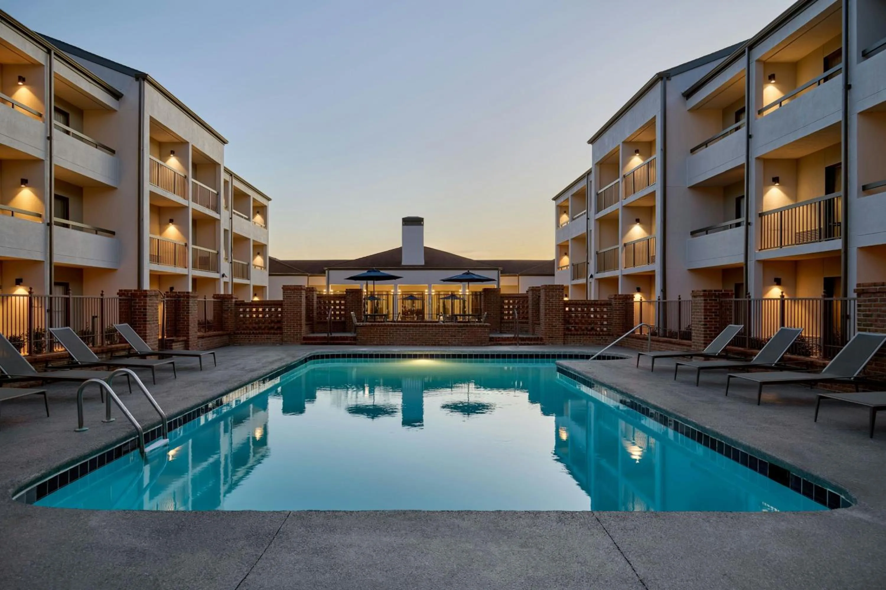 Swimming pool in Courtyard by Marriott Huntsville University Drive