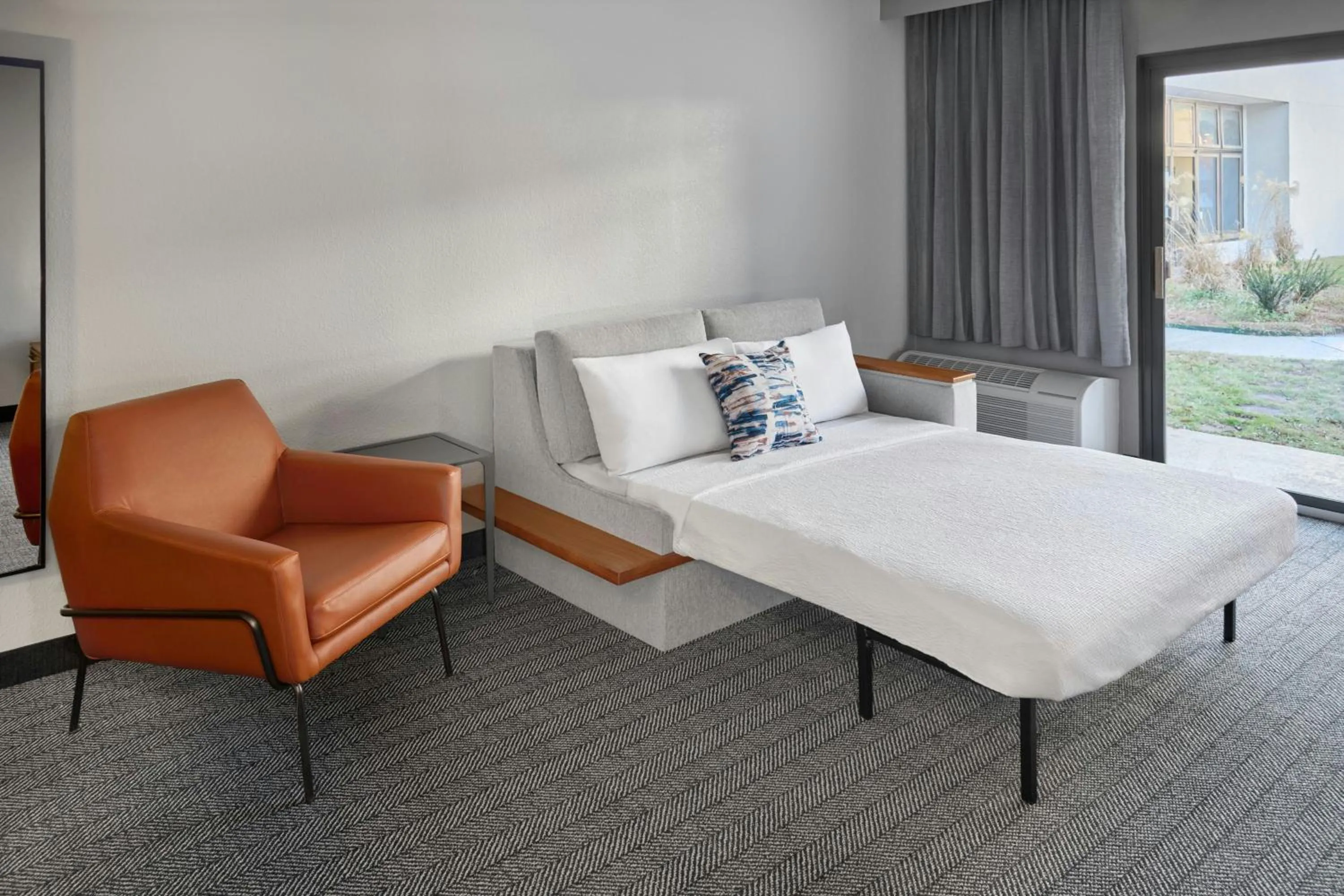 Living room, Bed in Courtyard by Marriott Huntsville University Drive