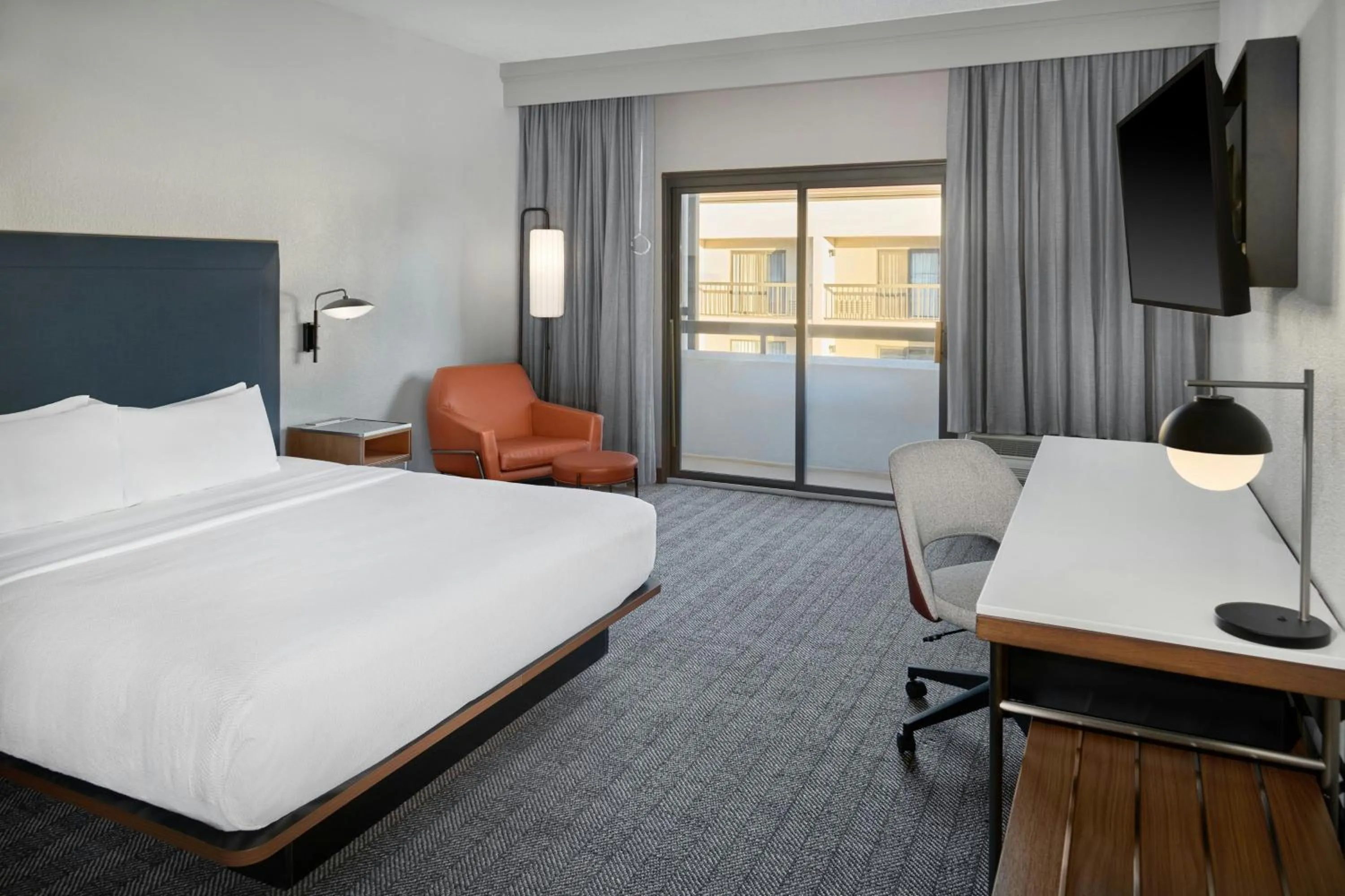 Photo of the whole room, Bed in Courtyard by Marriott Huntsville University Drive