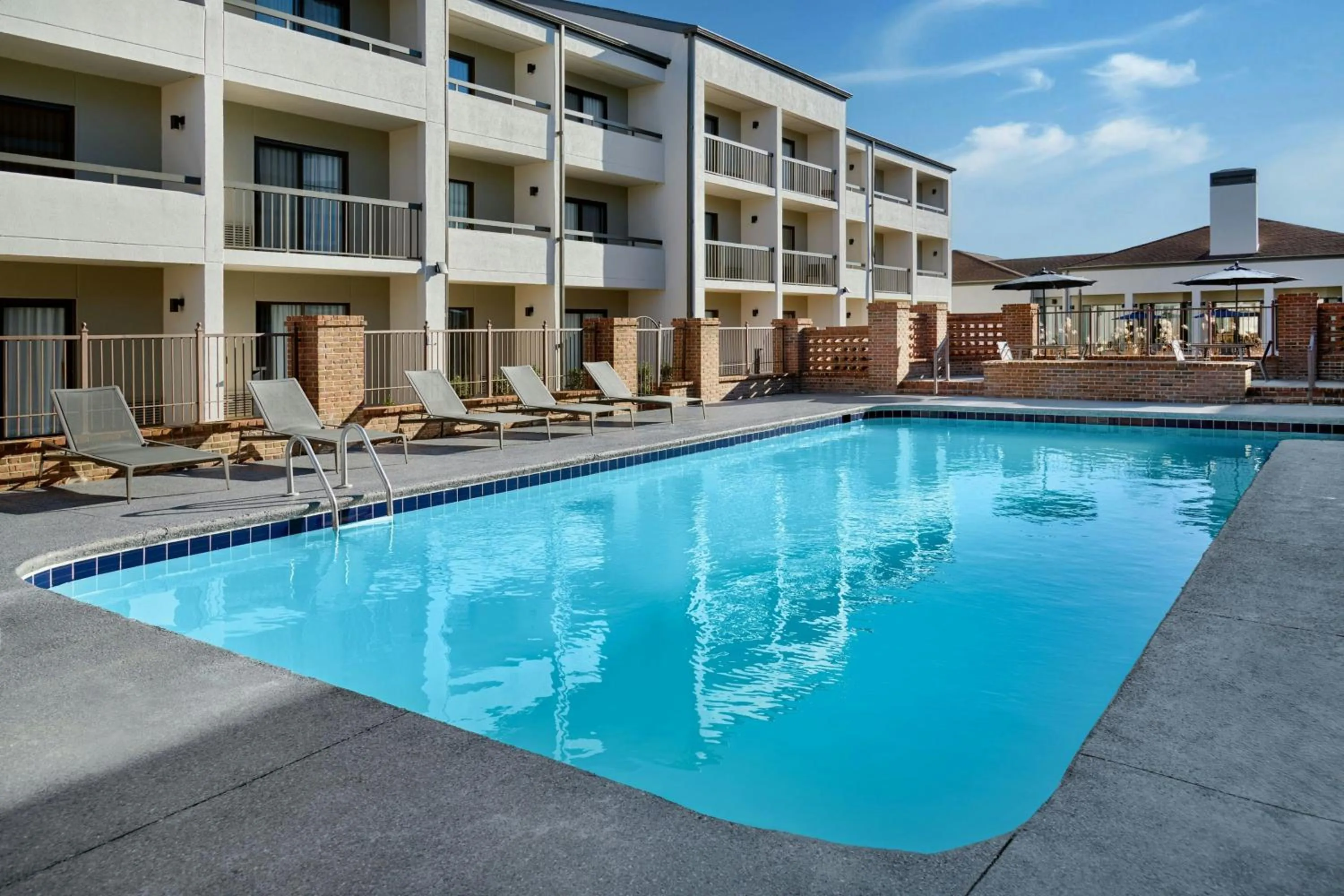 Swimming pool in Courtyard by Marriott Huntsville University Drive