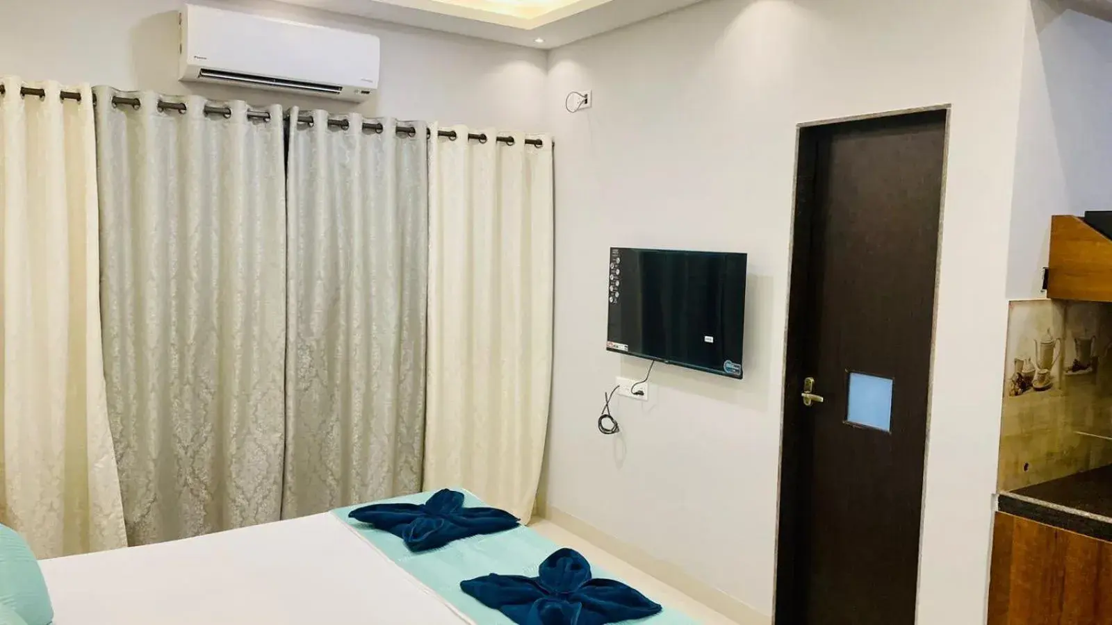 Bed in Monarch Suites Bed in Monarch Suites