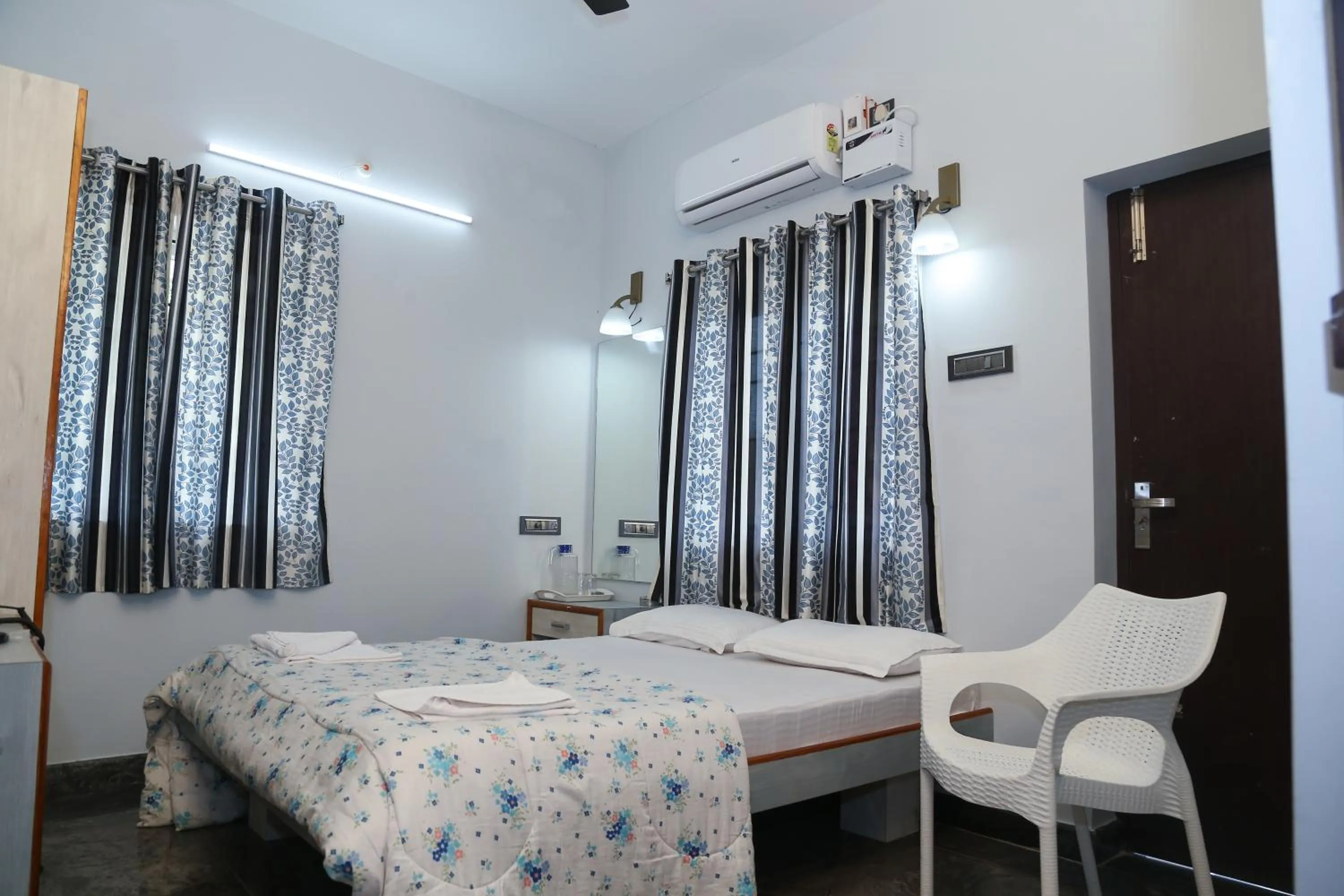 Restaurant/places to eat, Bed in P A Resort