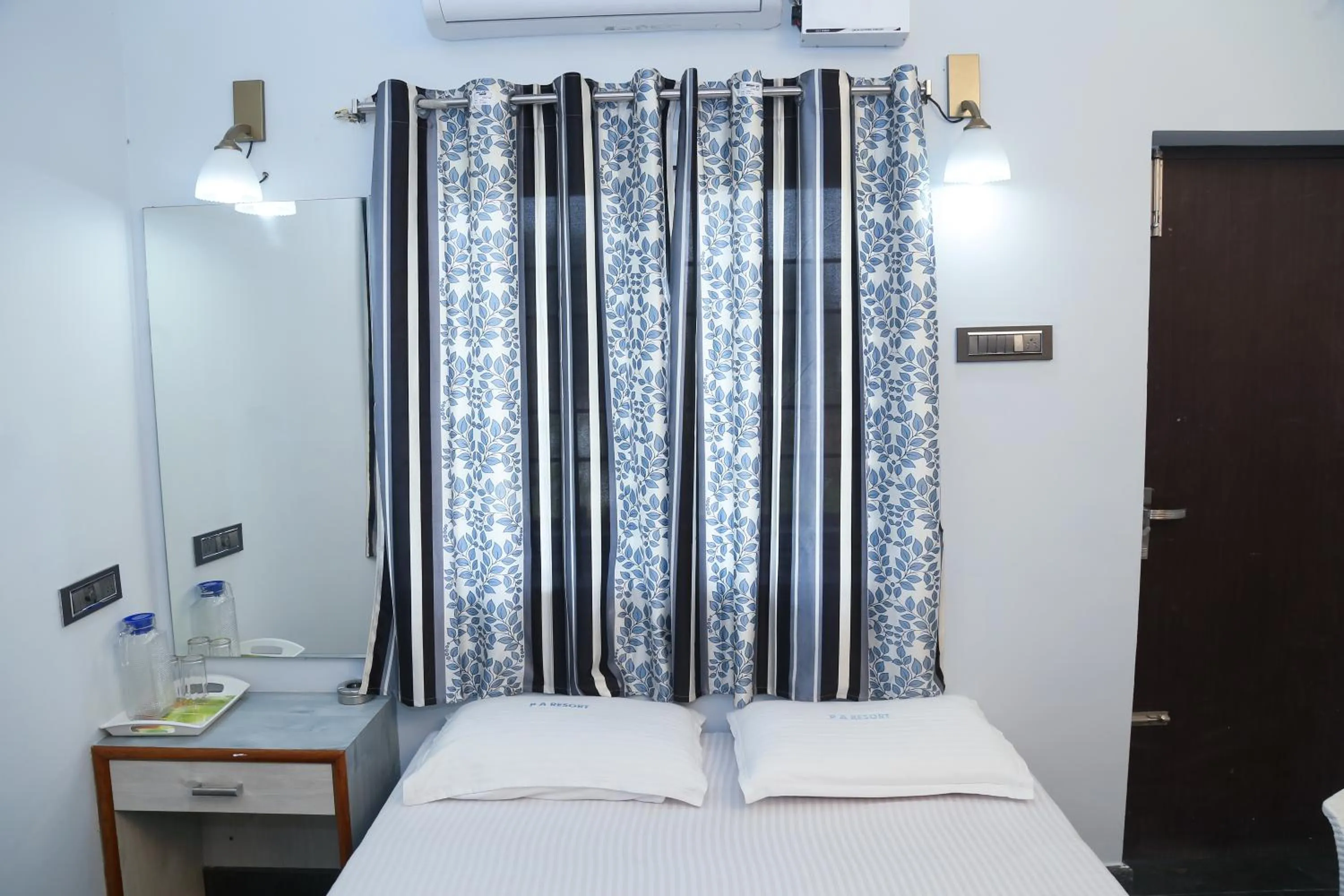 Restaurant/places to eat, Bed in P A Resort