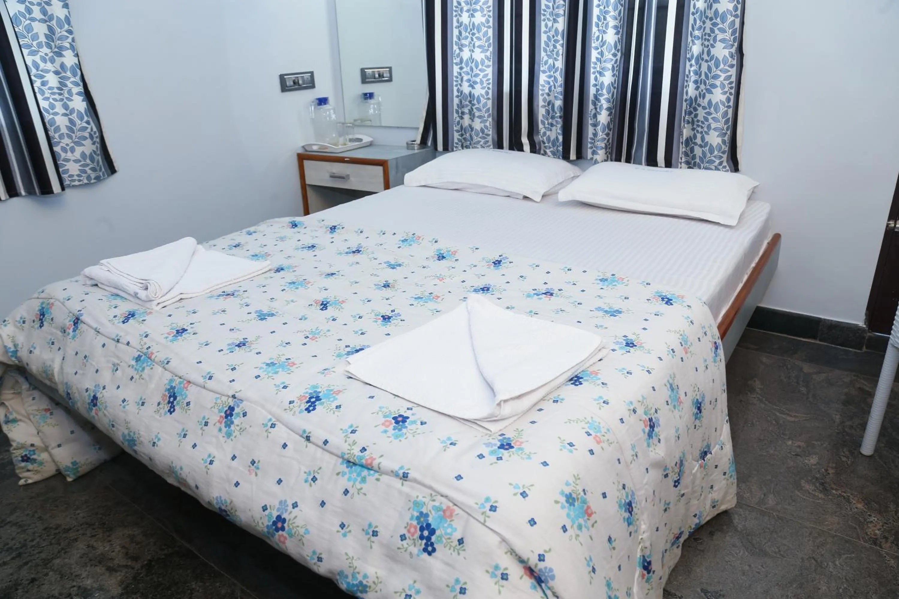 Restaurant/places to eat, Bed in P A Resort