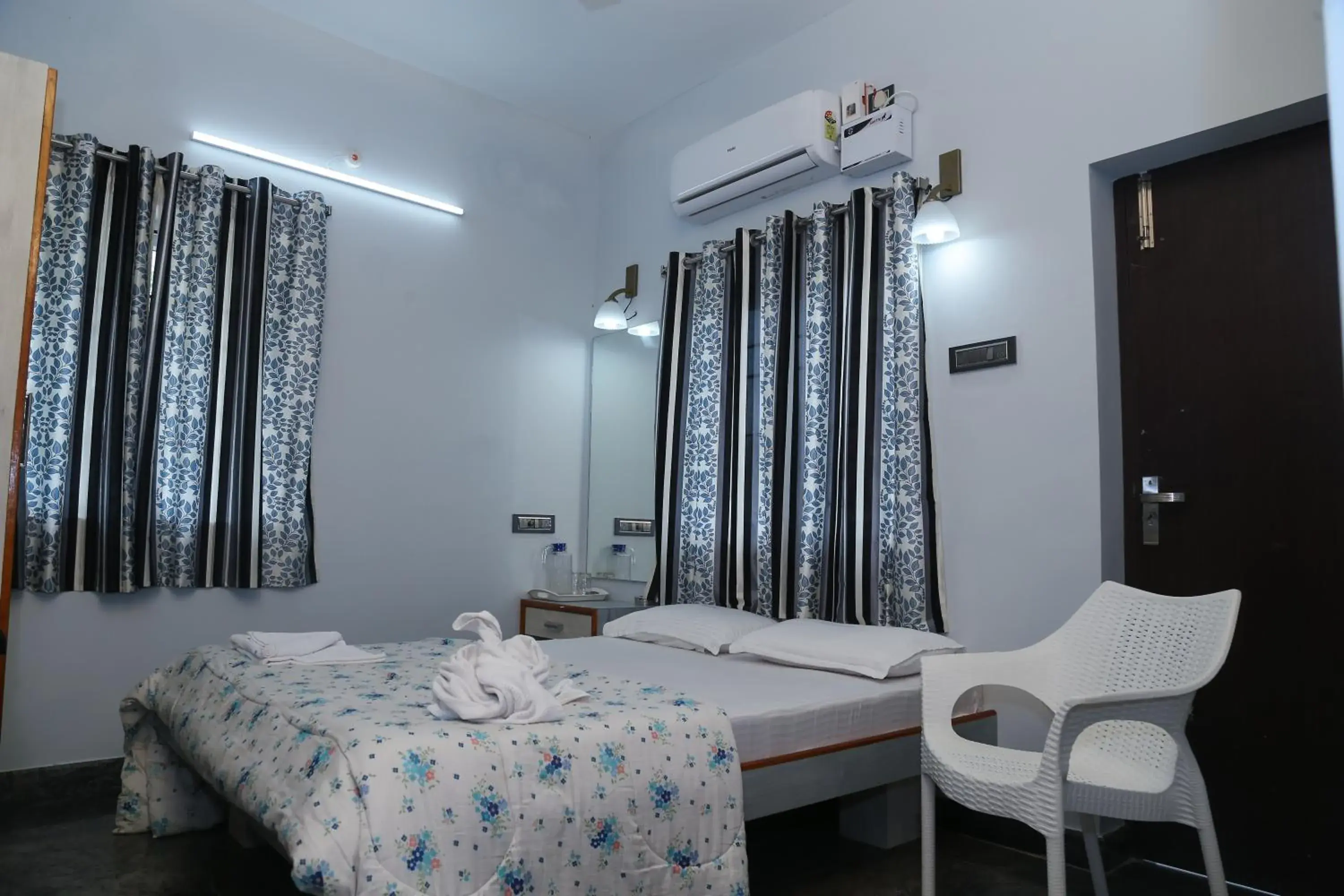 Restaurant/places to eat, Bed in P A Resort Restaurant/places to eat, Bed in P A Resort