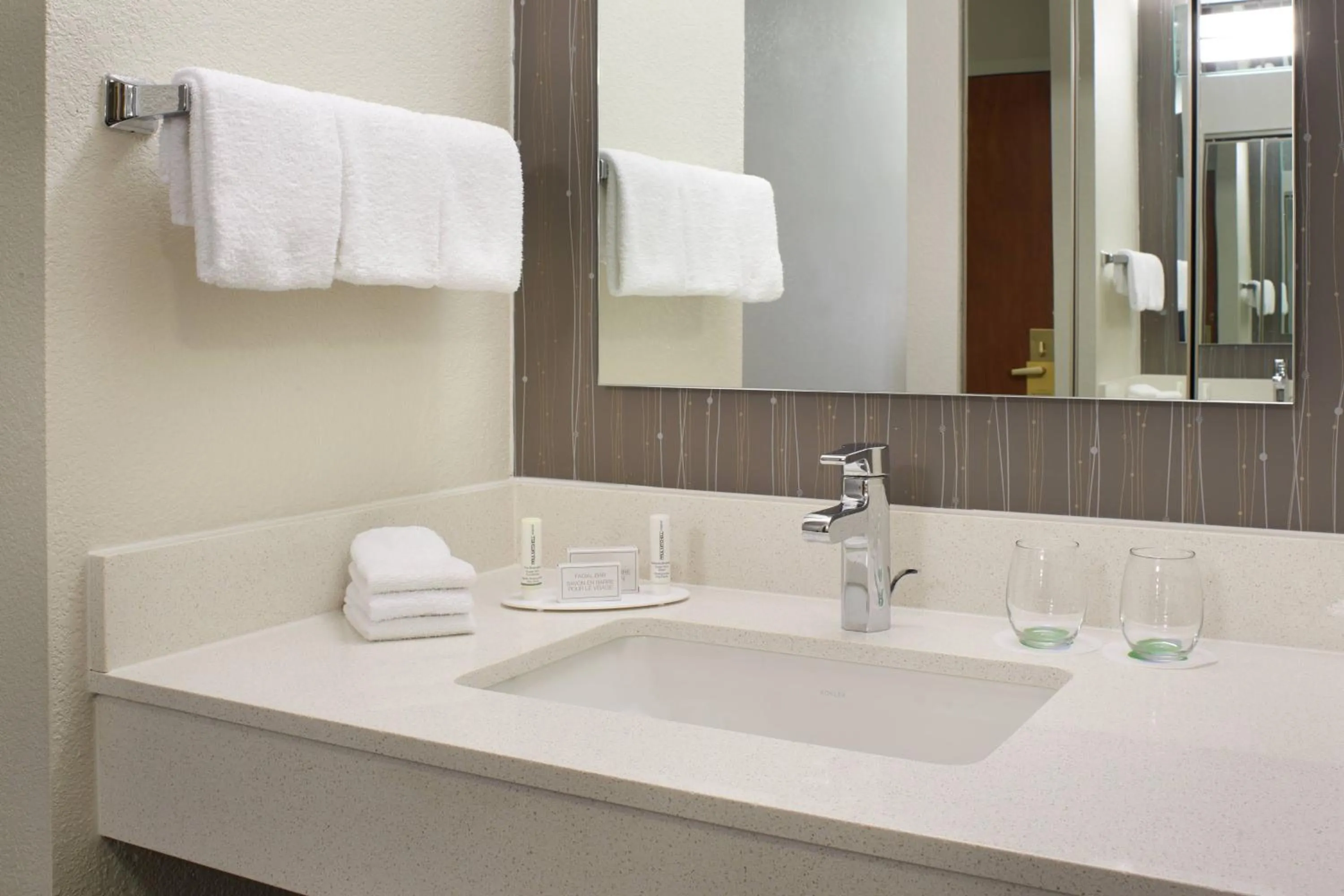 Bathroom in Courtyard Kansas City Overland Park / Convention Center