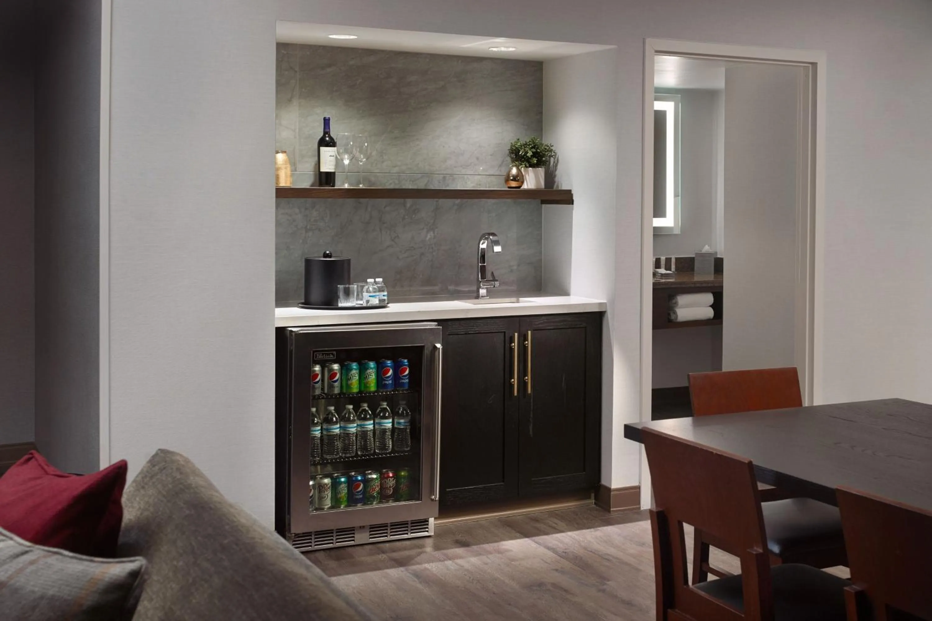 Lounge or bar in Marriott Kansas City Overland Park