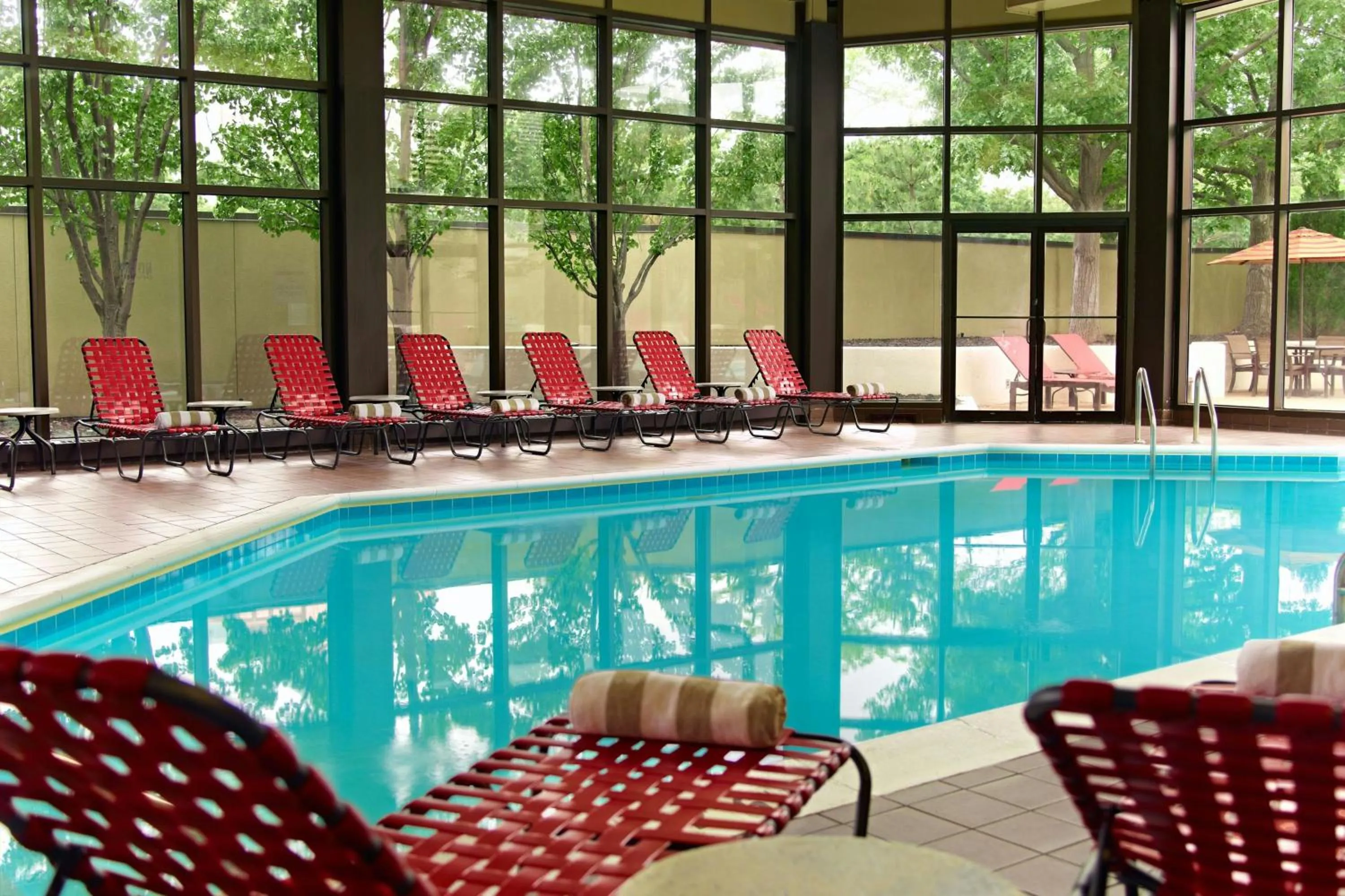 Swimming pool in Marriott Kansas City Overland Park