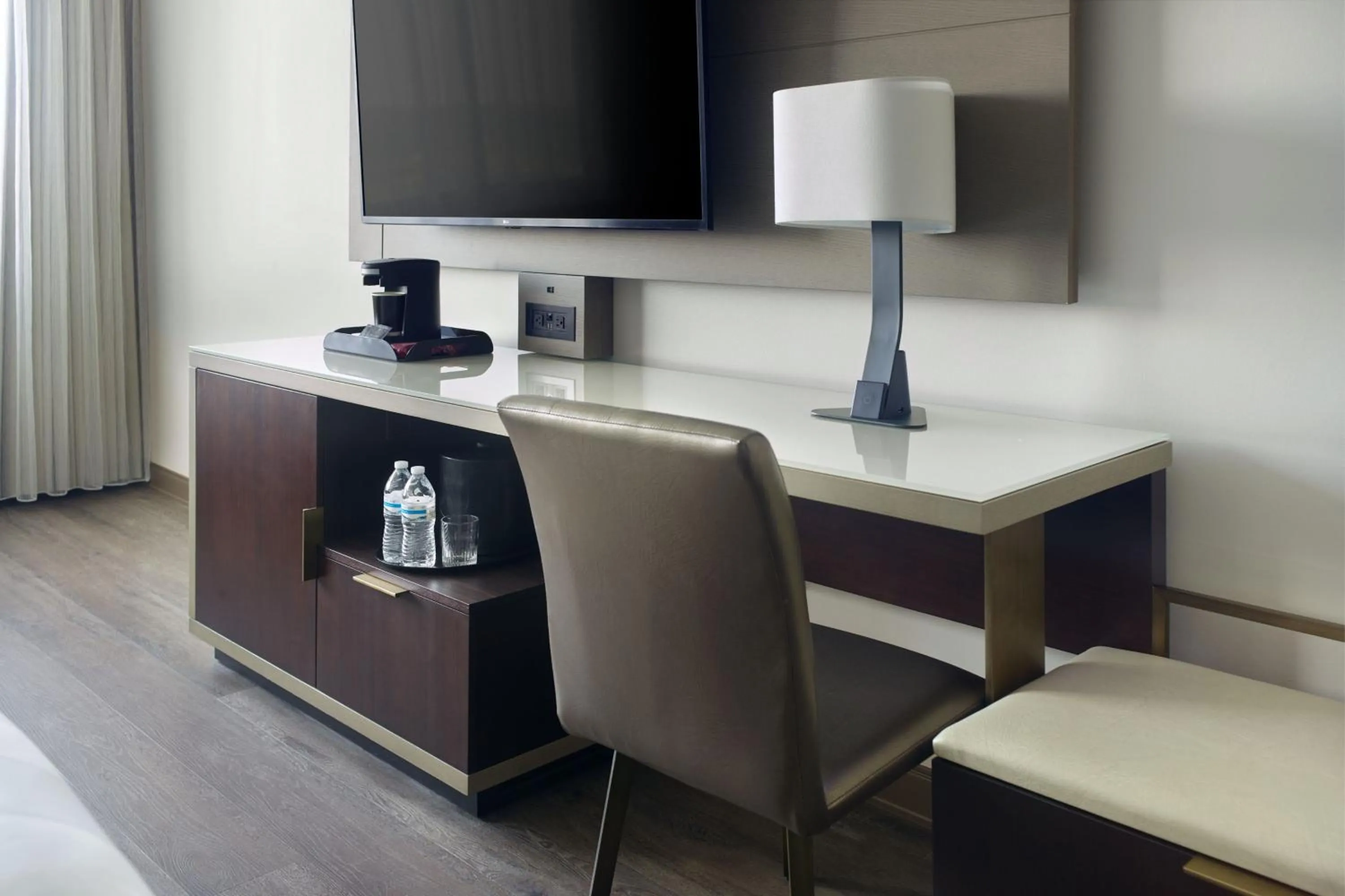 Photo of the whole room in Marriott Kansas City Overland Park