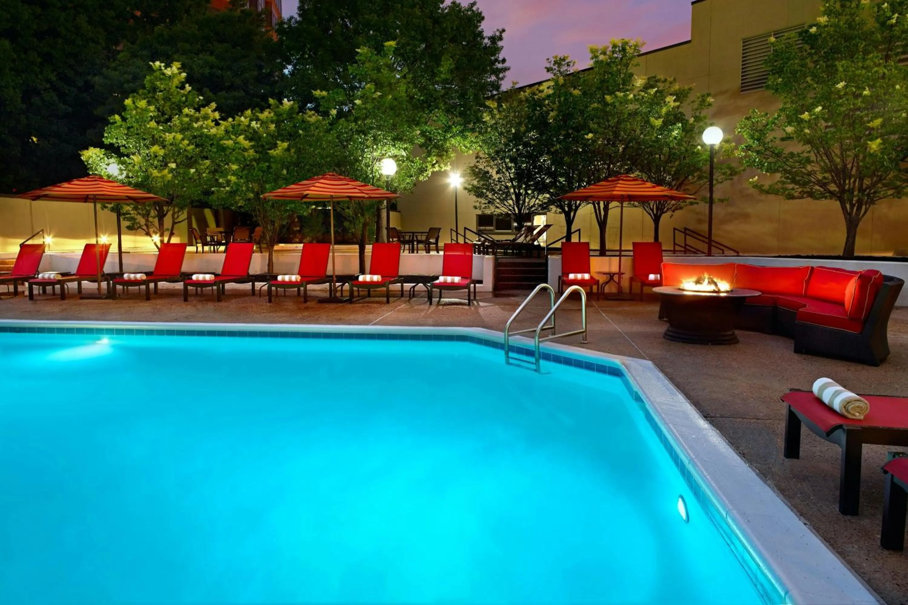 Swimming pool in Marriott Kansas City Overland Park