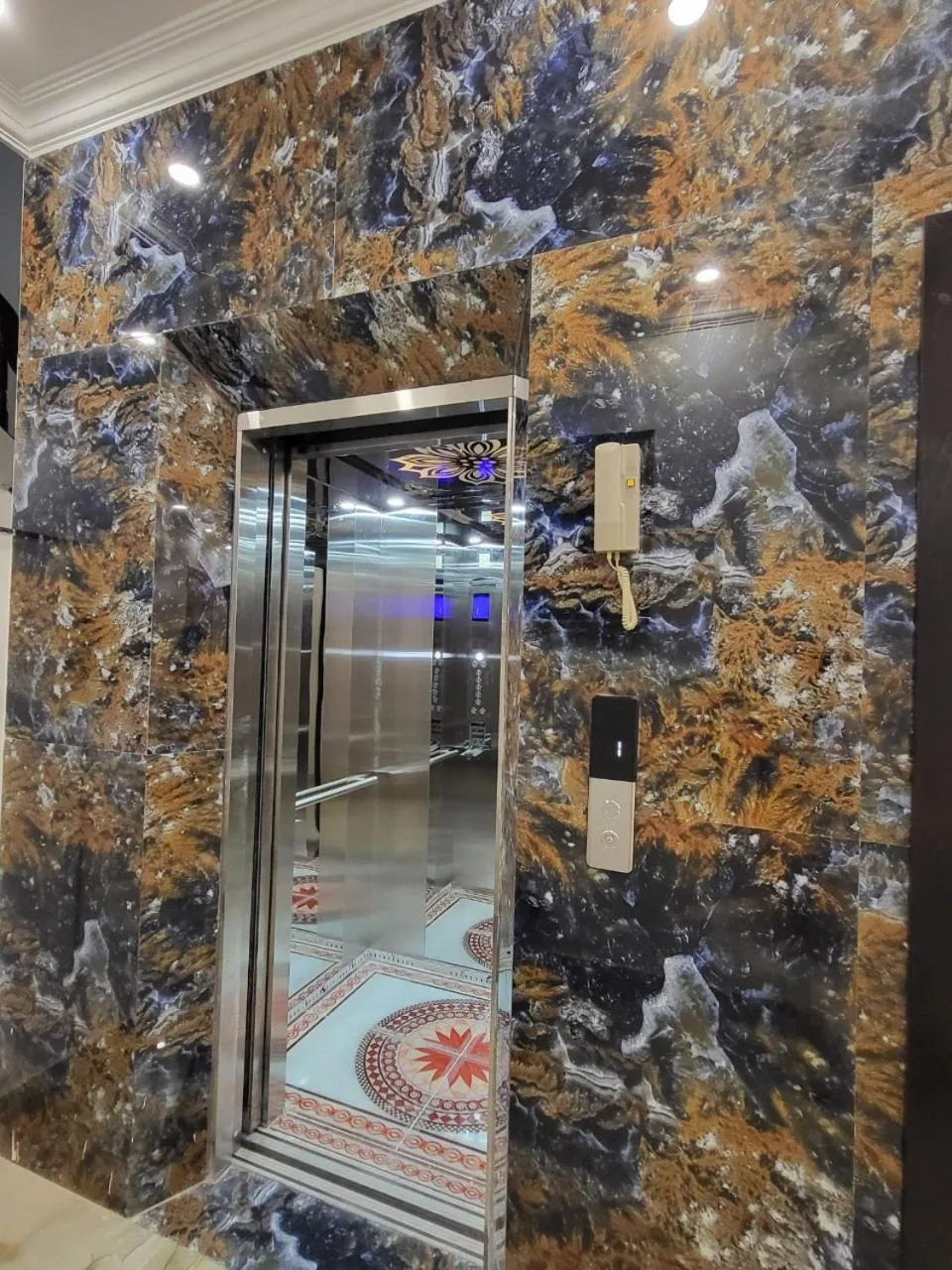 elevator in Huong Mai Hotel