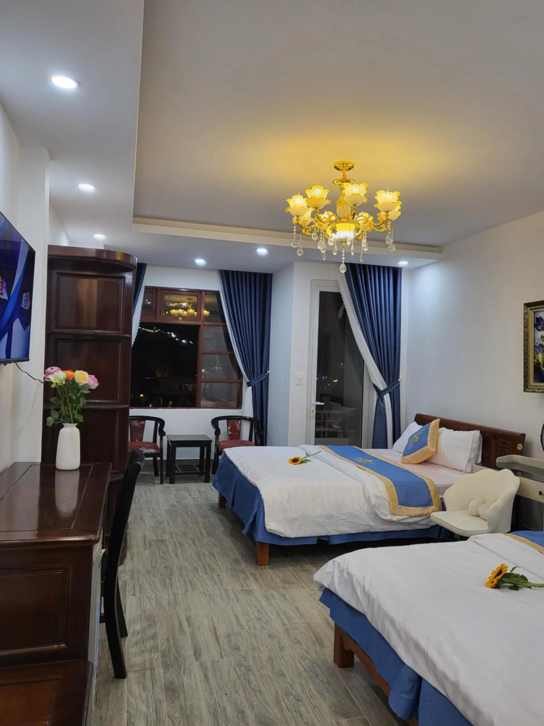Shower, Bed in Huong Mai Hotel