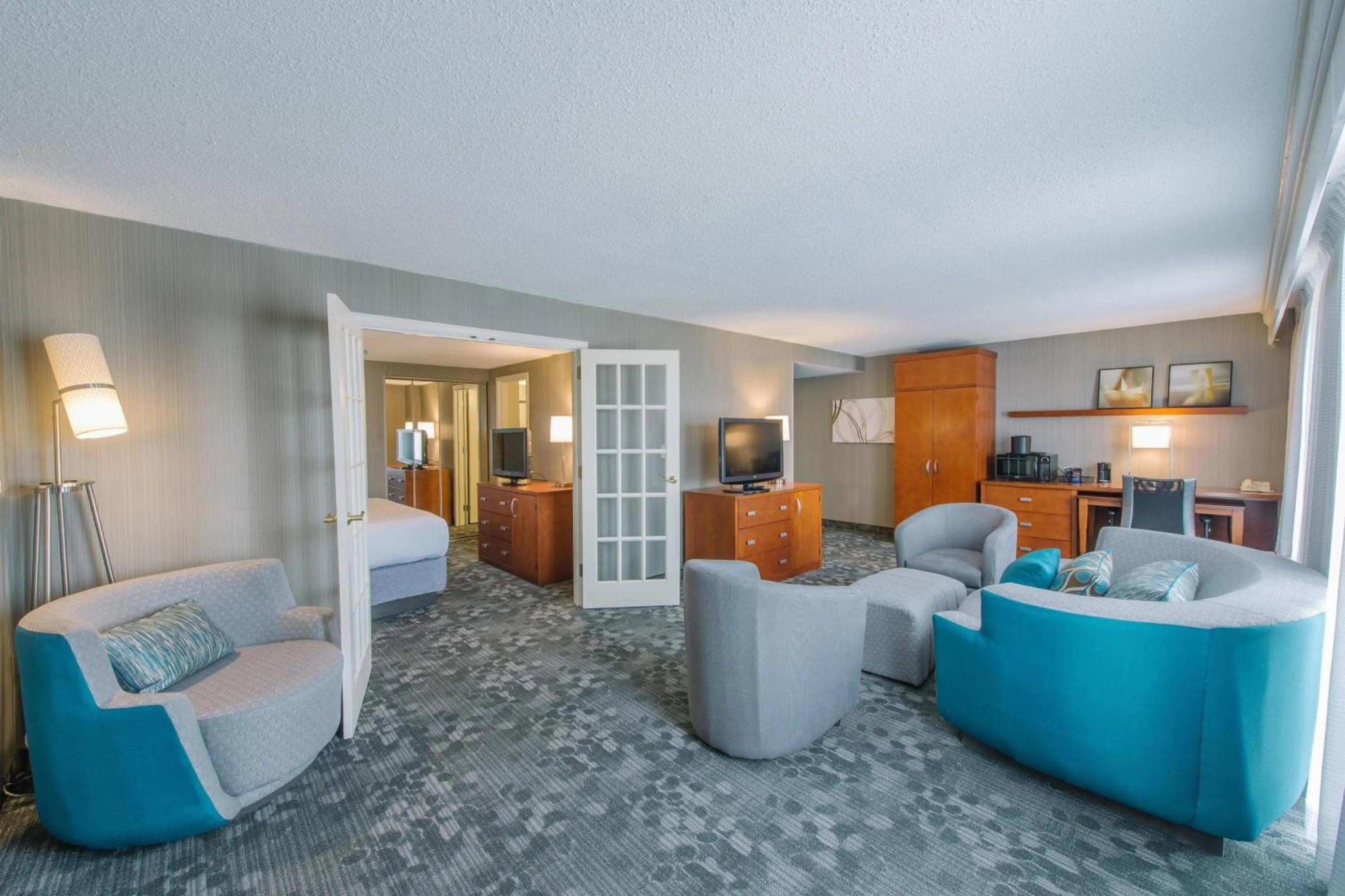 Living room in Courtyard by Marriott Nashua