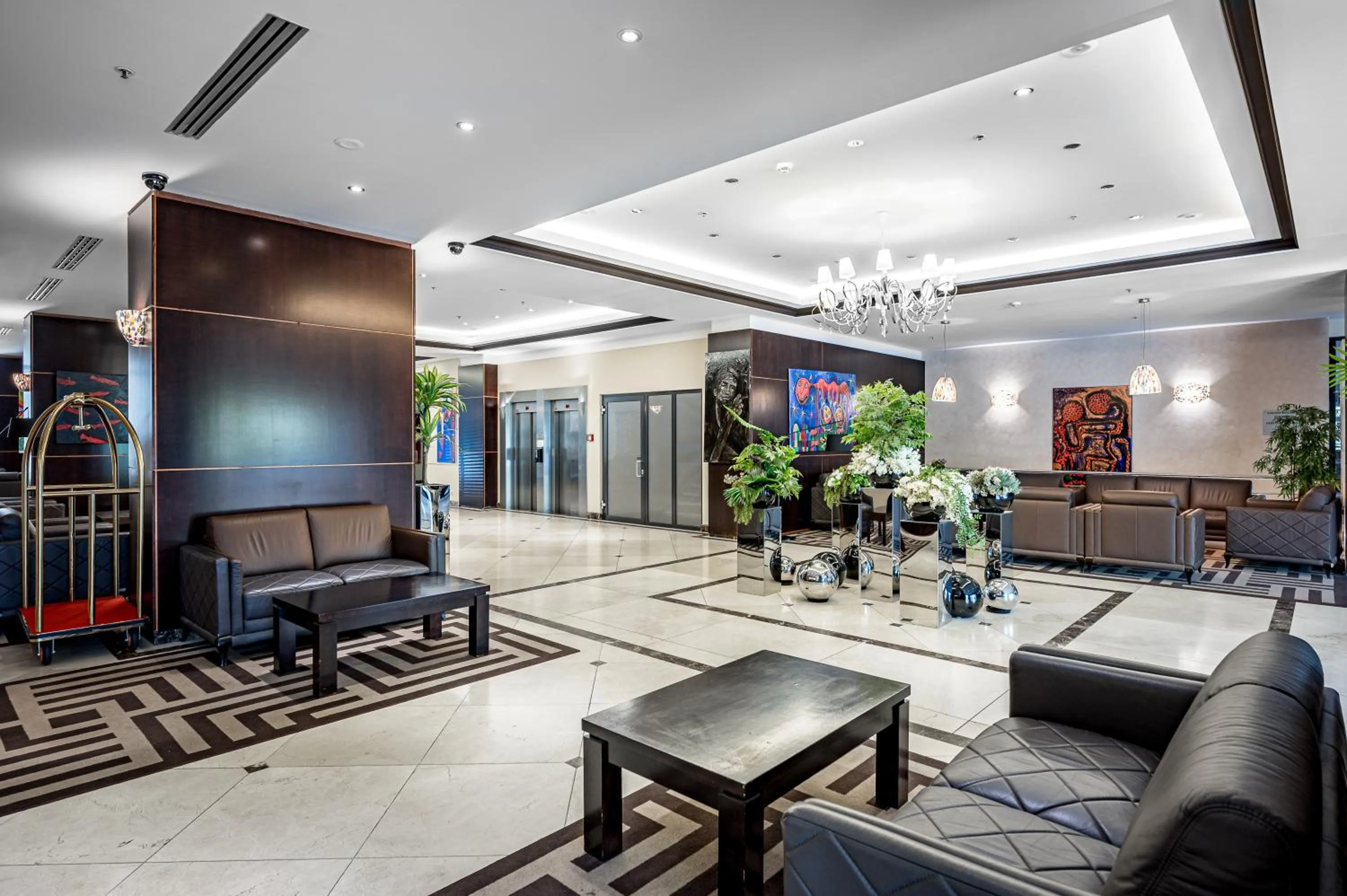 Lobby or reception in VILNIUS PARK PLAZA HOTEL, Restaurant & Terrace, Panorama Bar, Conference & Banquet Center