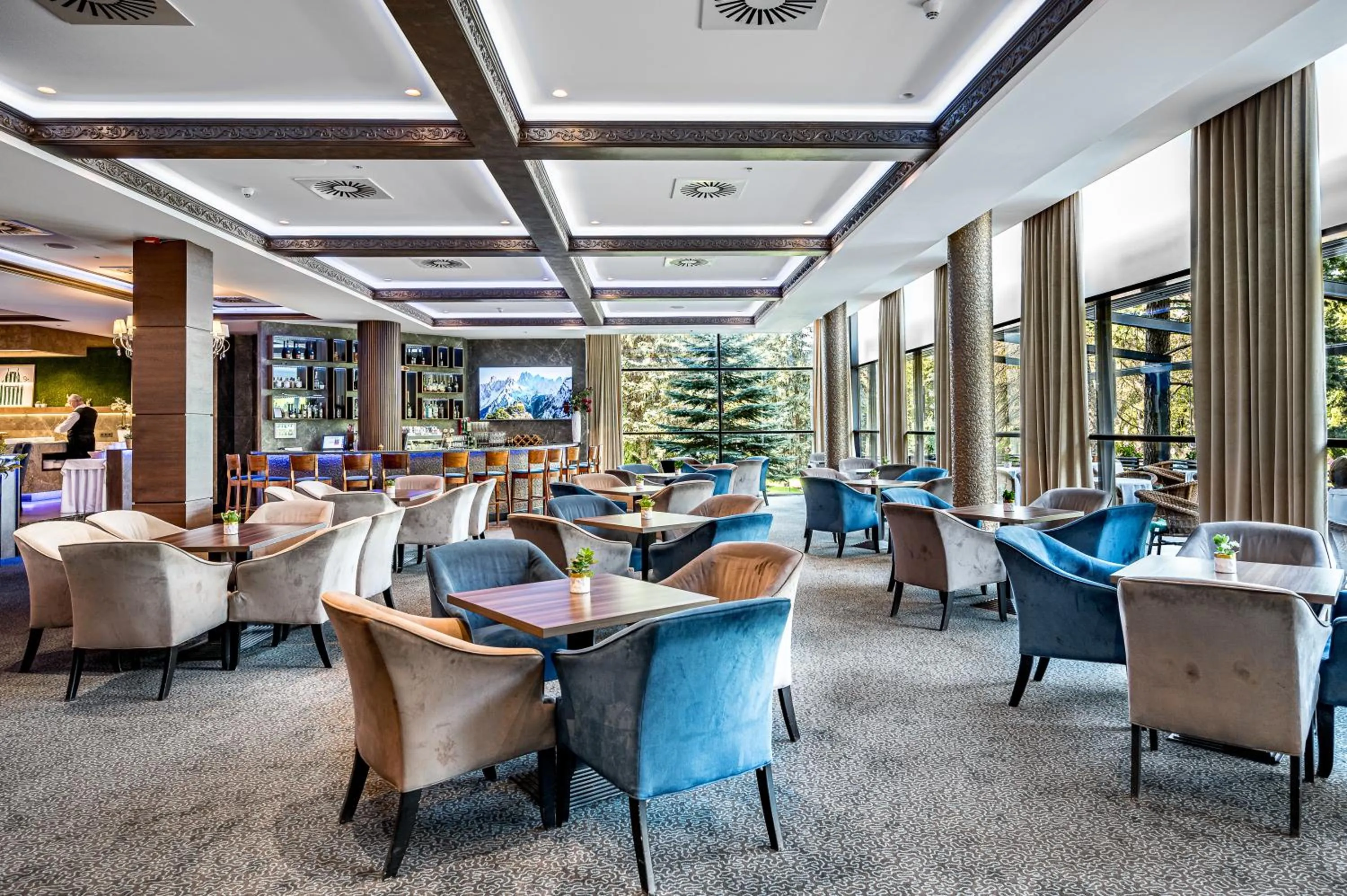 Lounge or bar in VILNIUS PARK PLAZA HOTEL, Restaurant & Terrace, Panorama Bar, Conference & Banquet Center