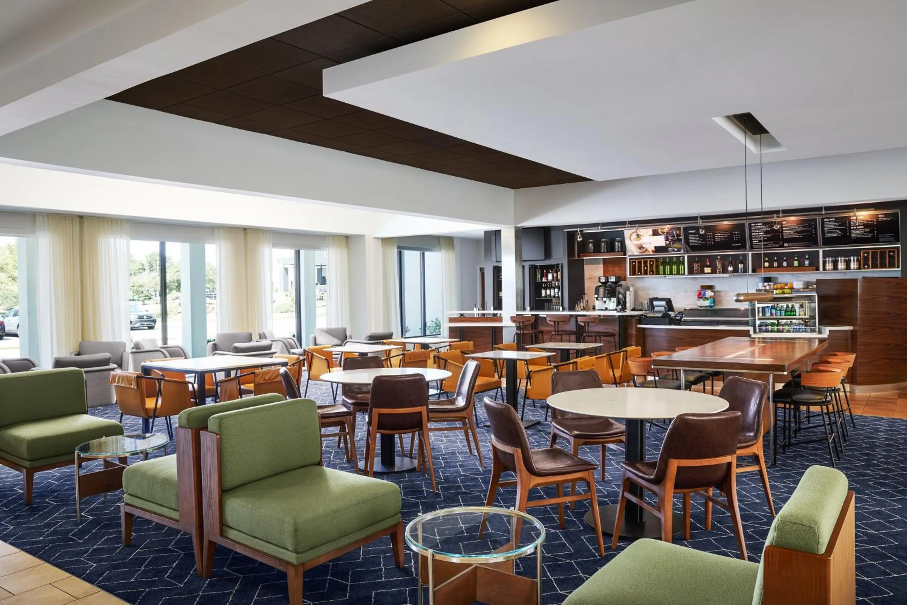 Breakfast in Courtyard Kansas City Overland Park/Metcalf, South of College Boulevard