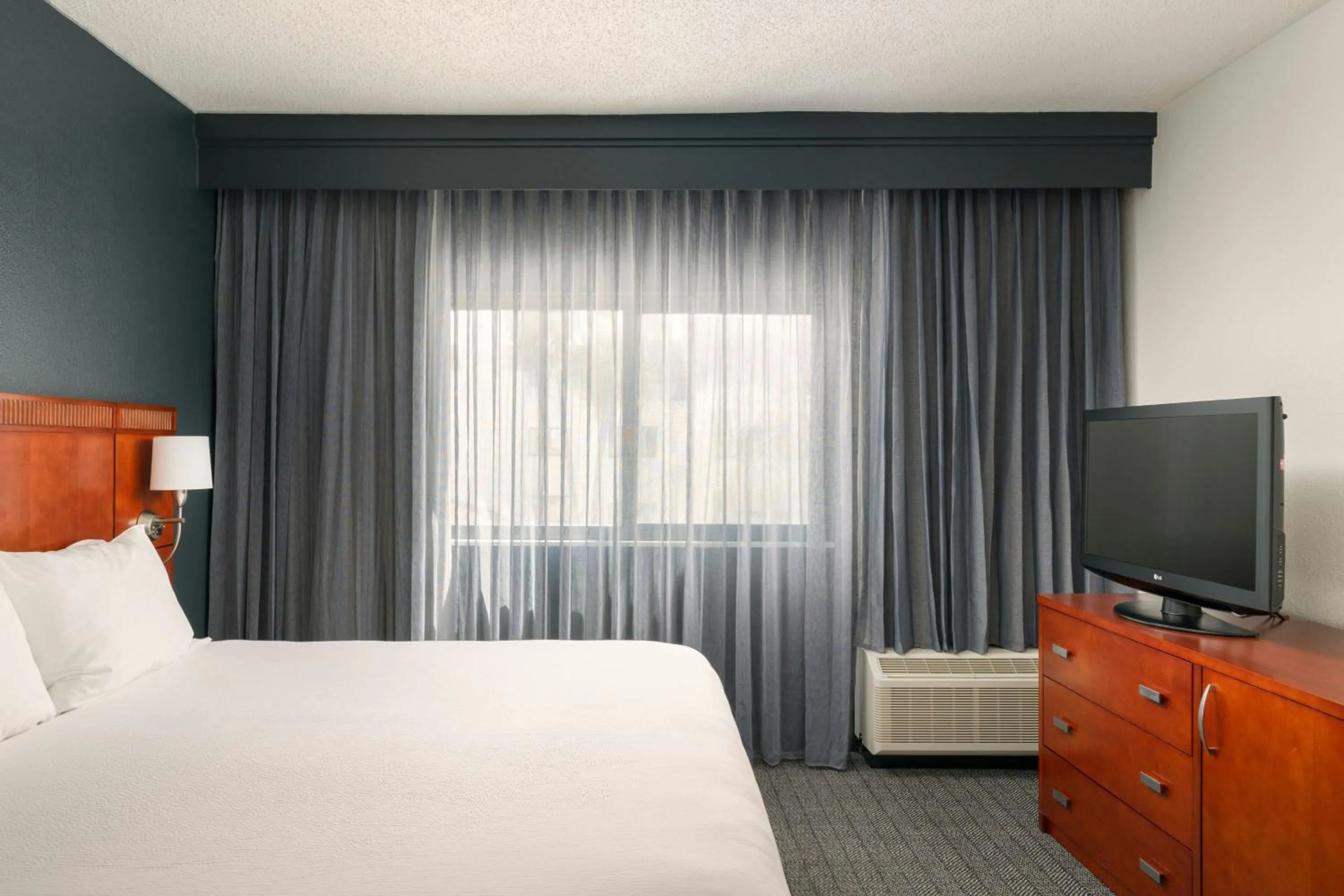 Photo of the whole room, Bed in Courtyard Melbourne West