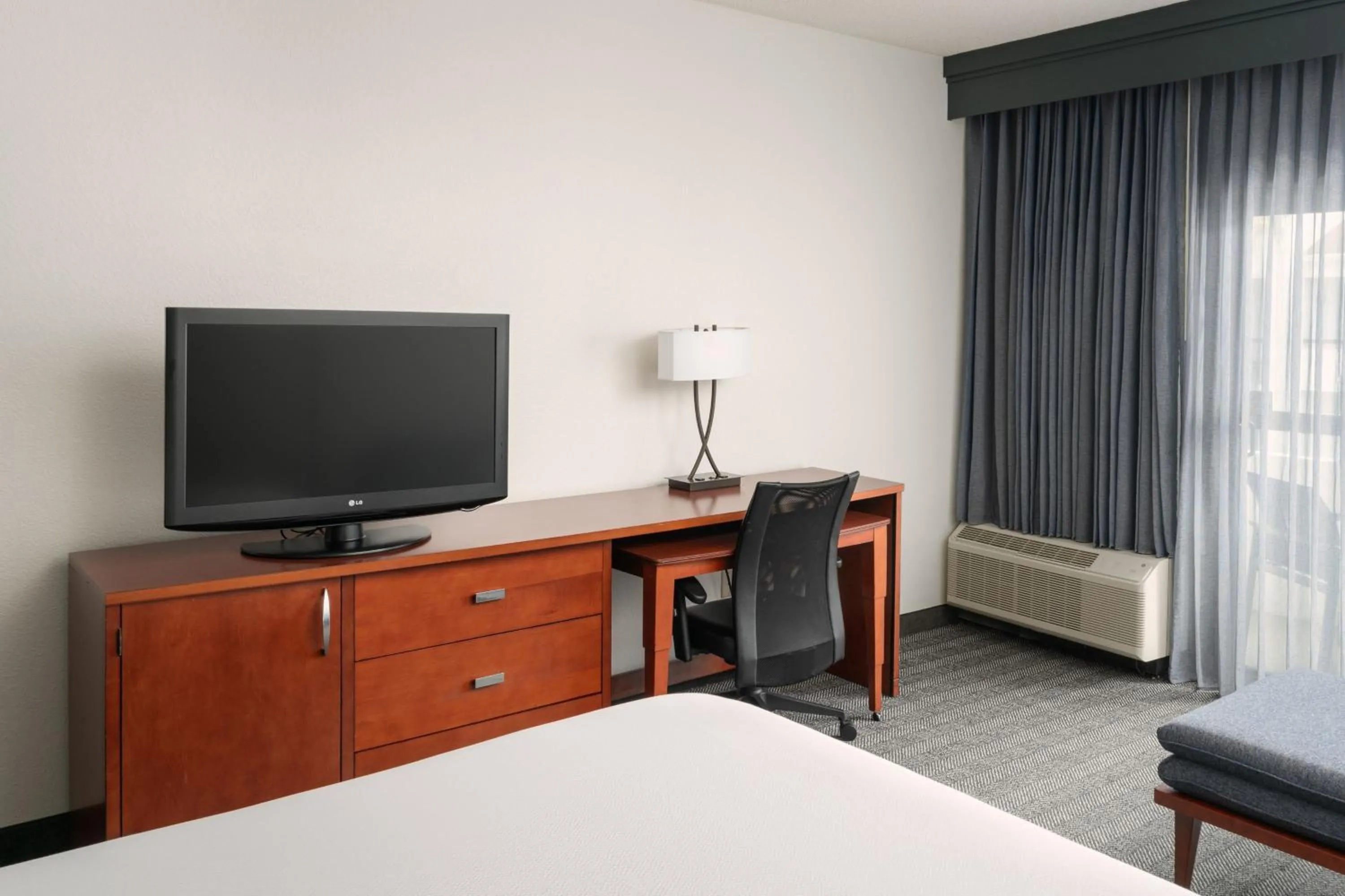 Photo of the whole room, Bed in Courtyard Melbourne West