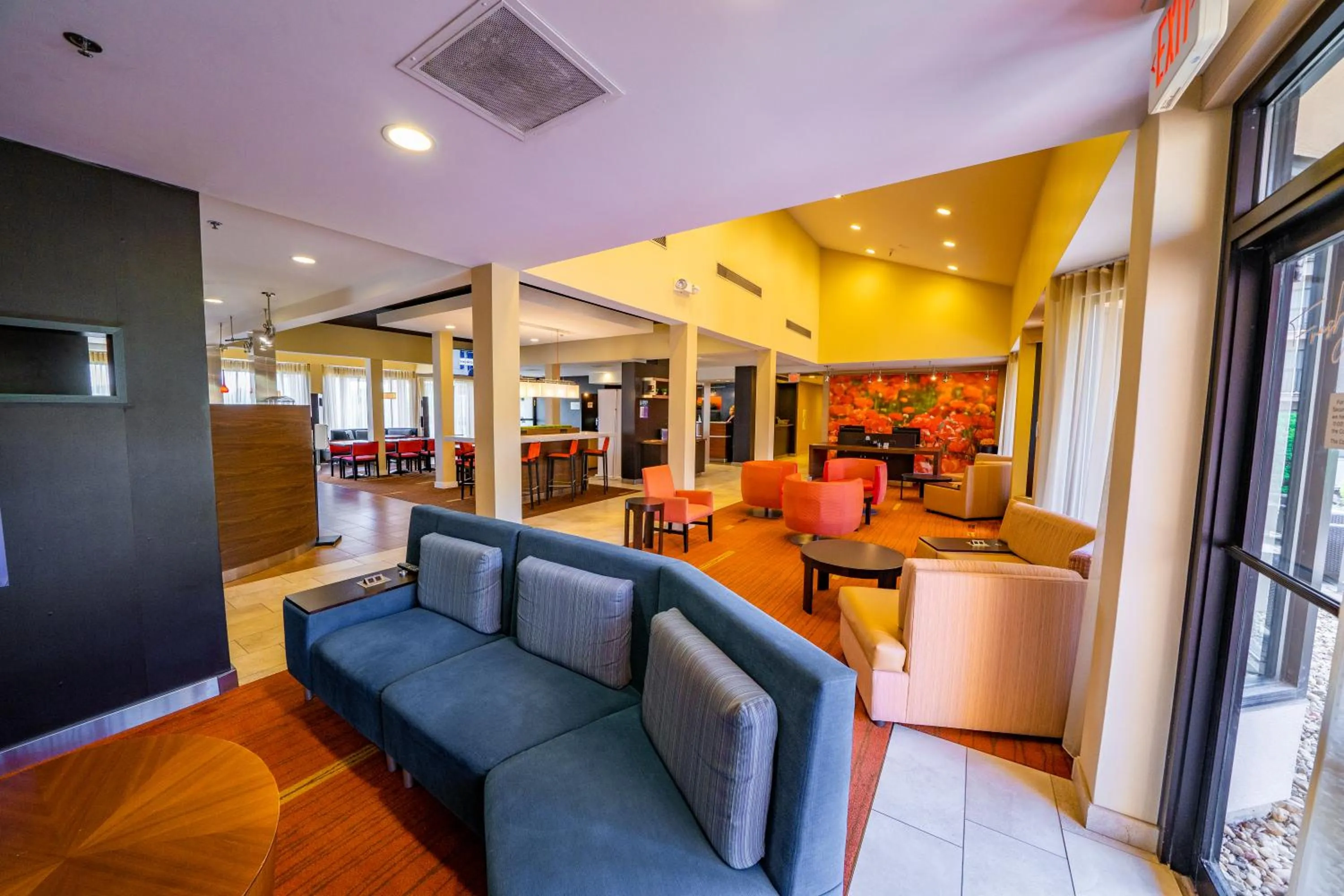 Living room in Sonesta Select Bettendorf