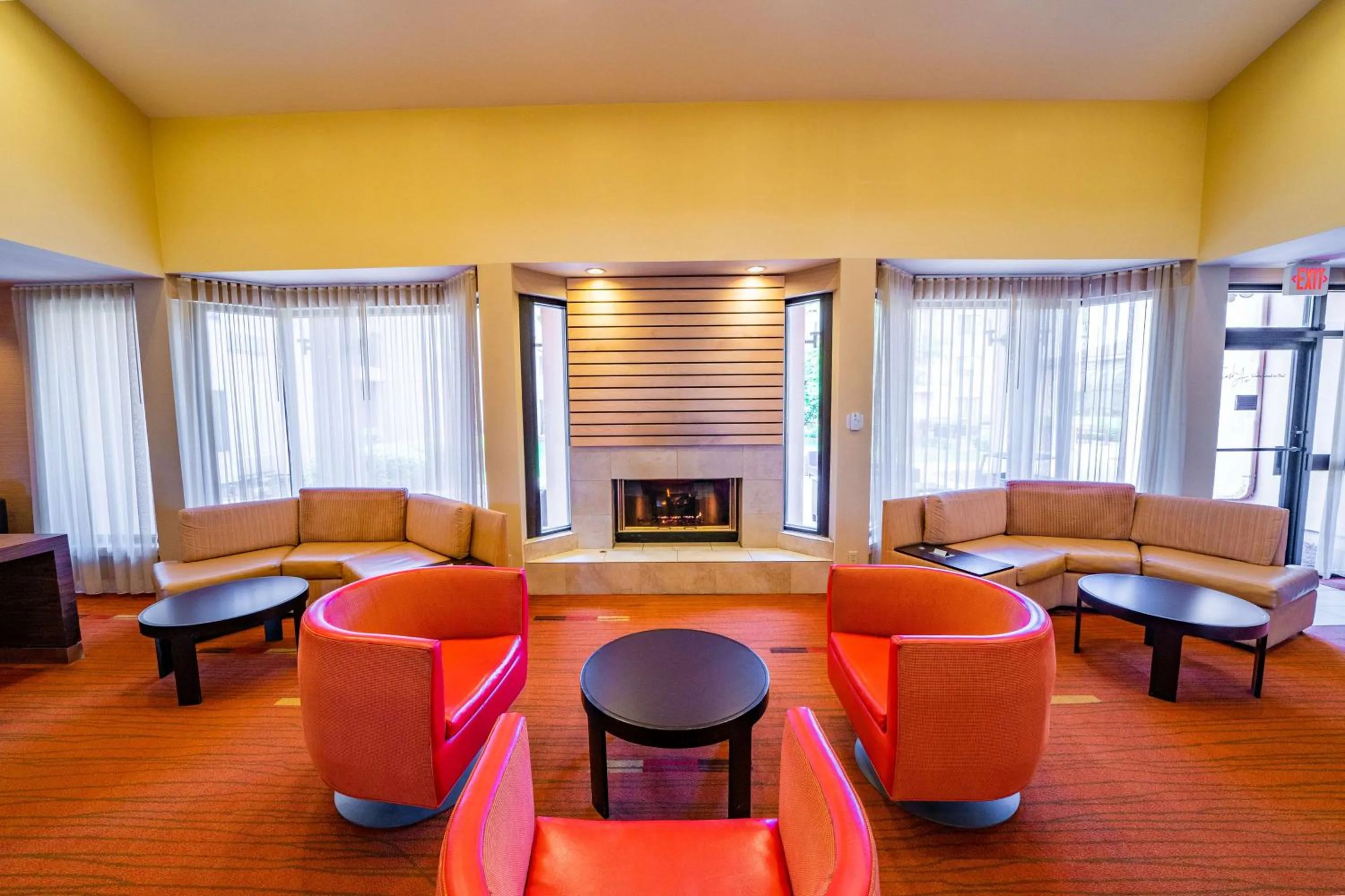 Lobby or reception in Sonesta Select Bettendorf