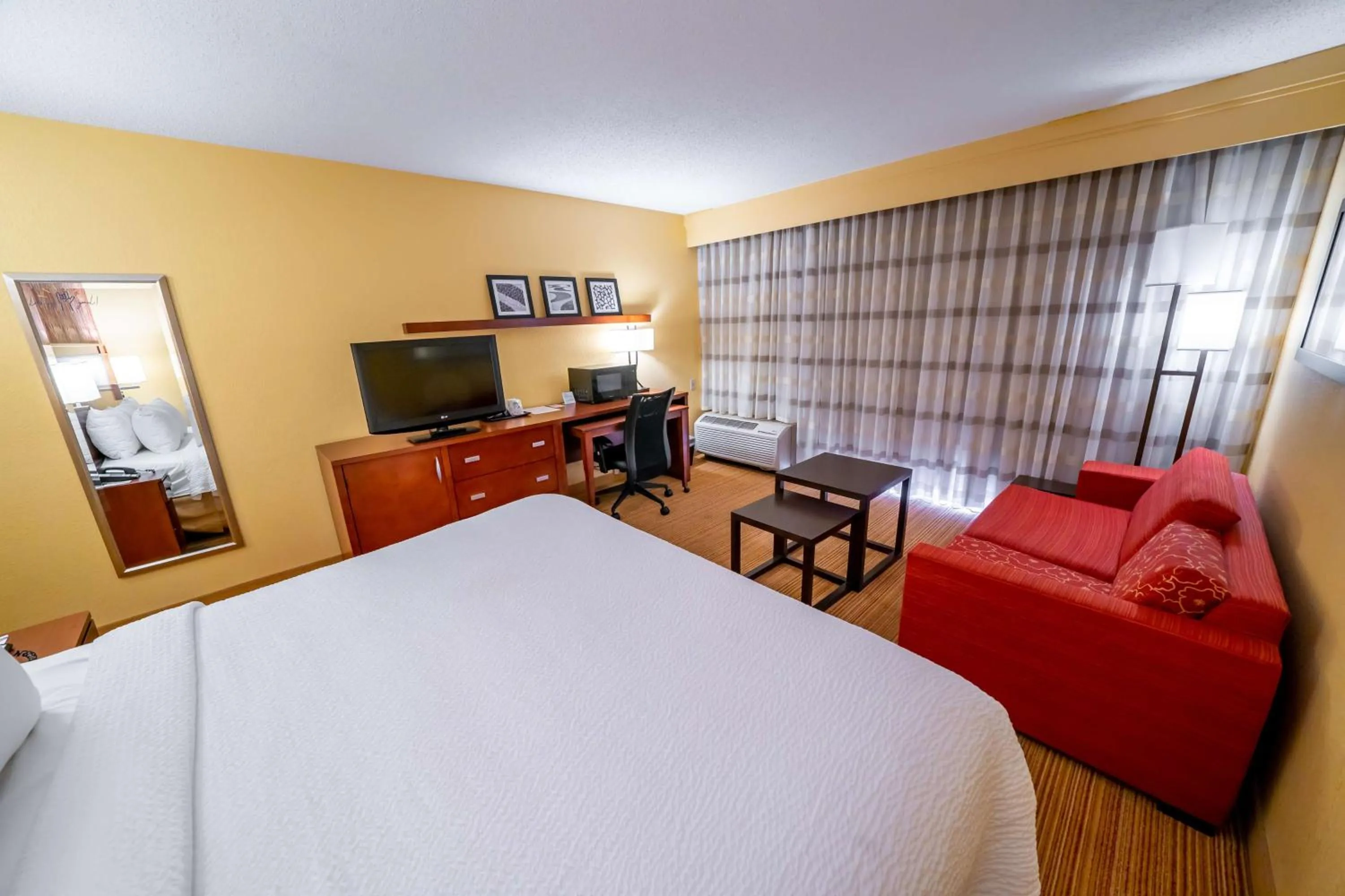 Bedroom in Sonesta Select Bettendorf