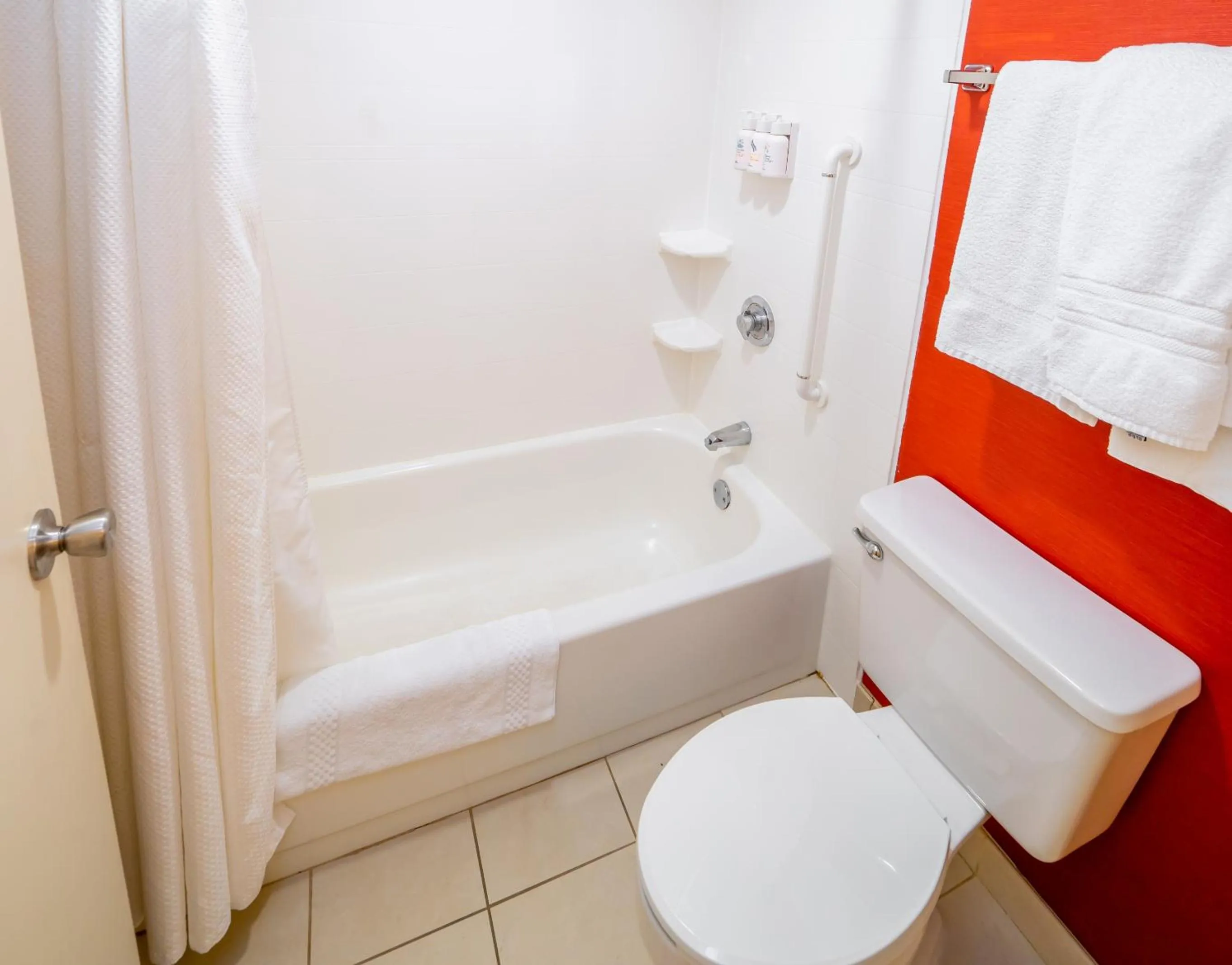 Shower in Sonesta Select Bettendorf