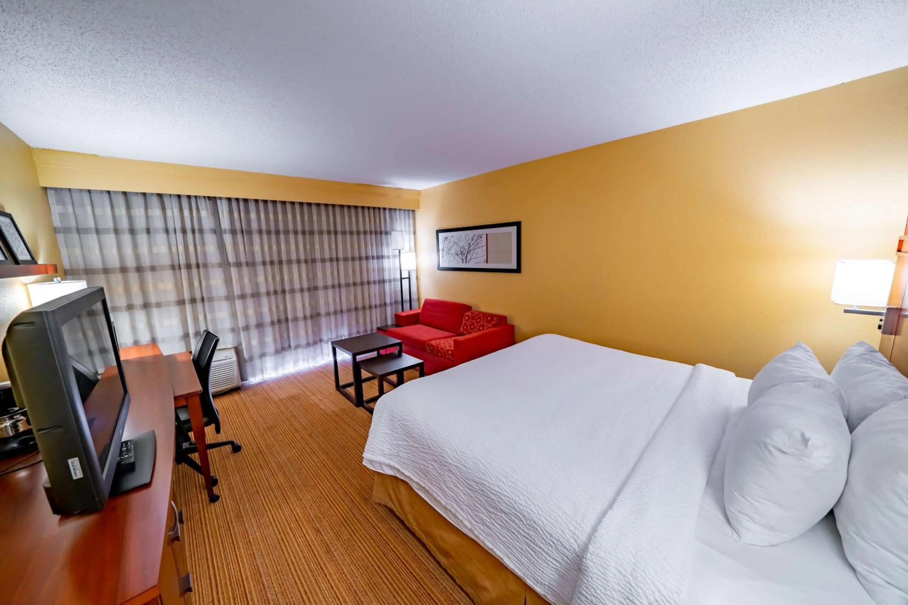 Bedroom in Sonesta Select Bettendorf