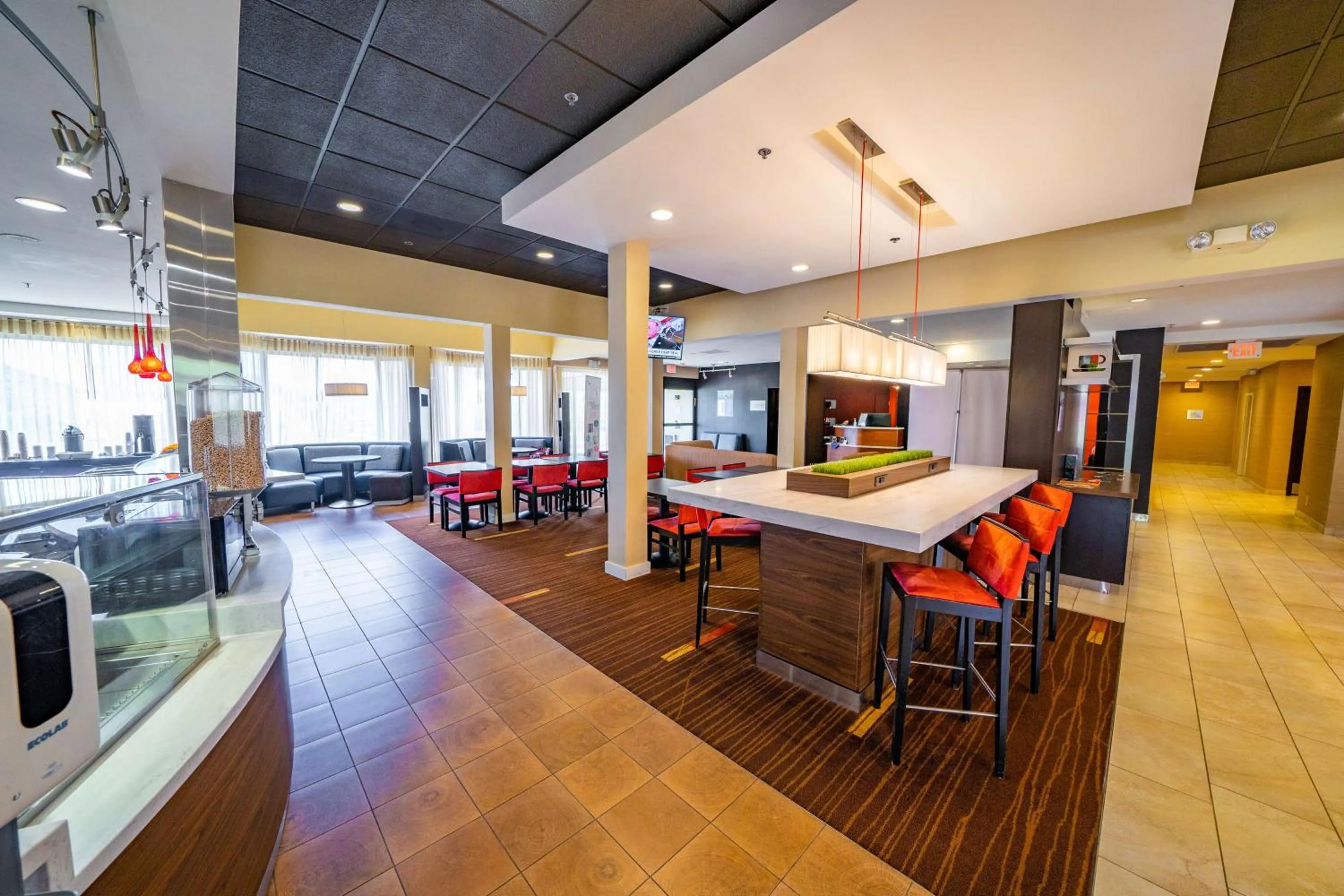 Lobby or reception in Sonesta Select Bettendorf