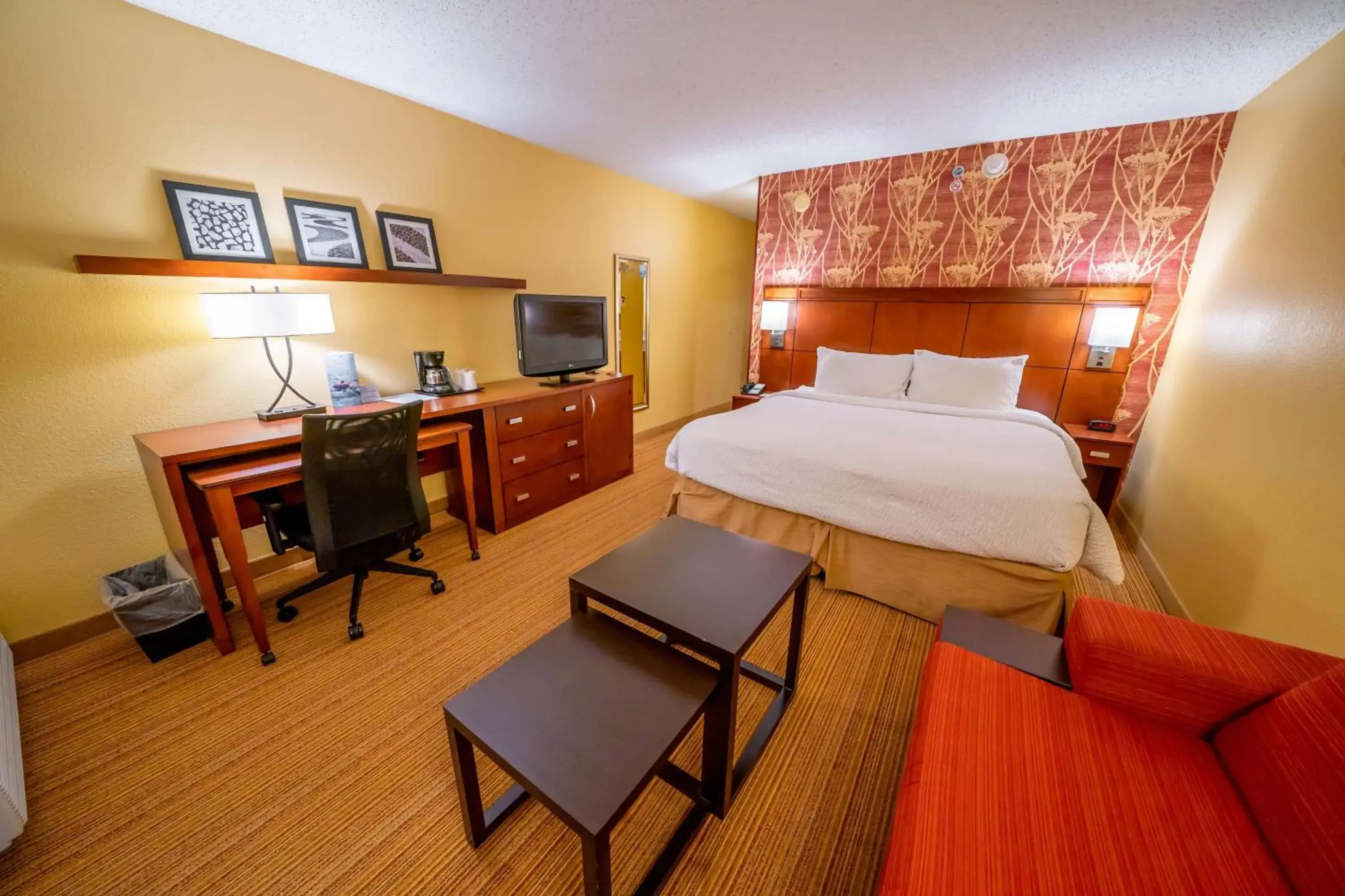 Executive King in Sonesta Select Bettendorf Executive King in Sonesta Select Bettendorf