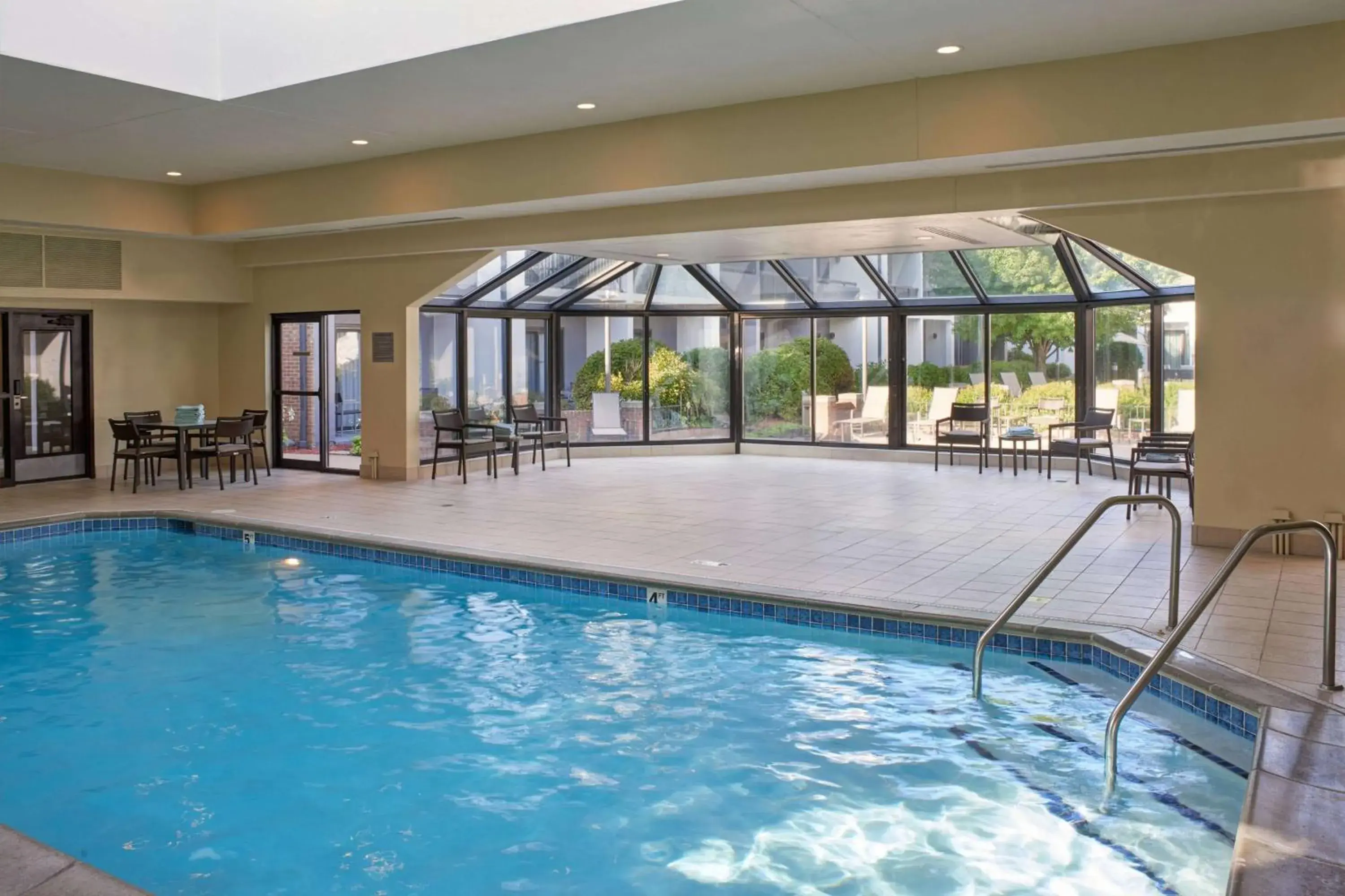 Pool view in Sonesta Select Minneapolis Eden Prairie Pool view in Sonesta Select Minneapolis Eden Prairie