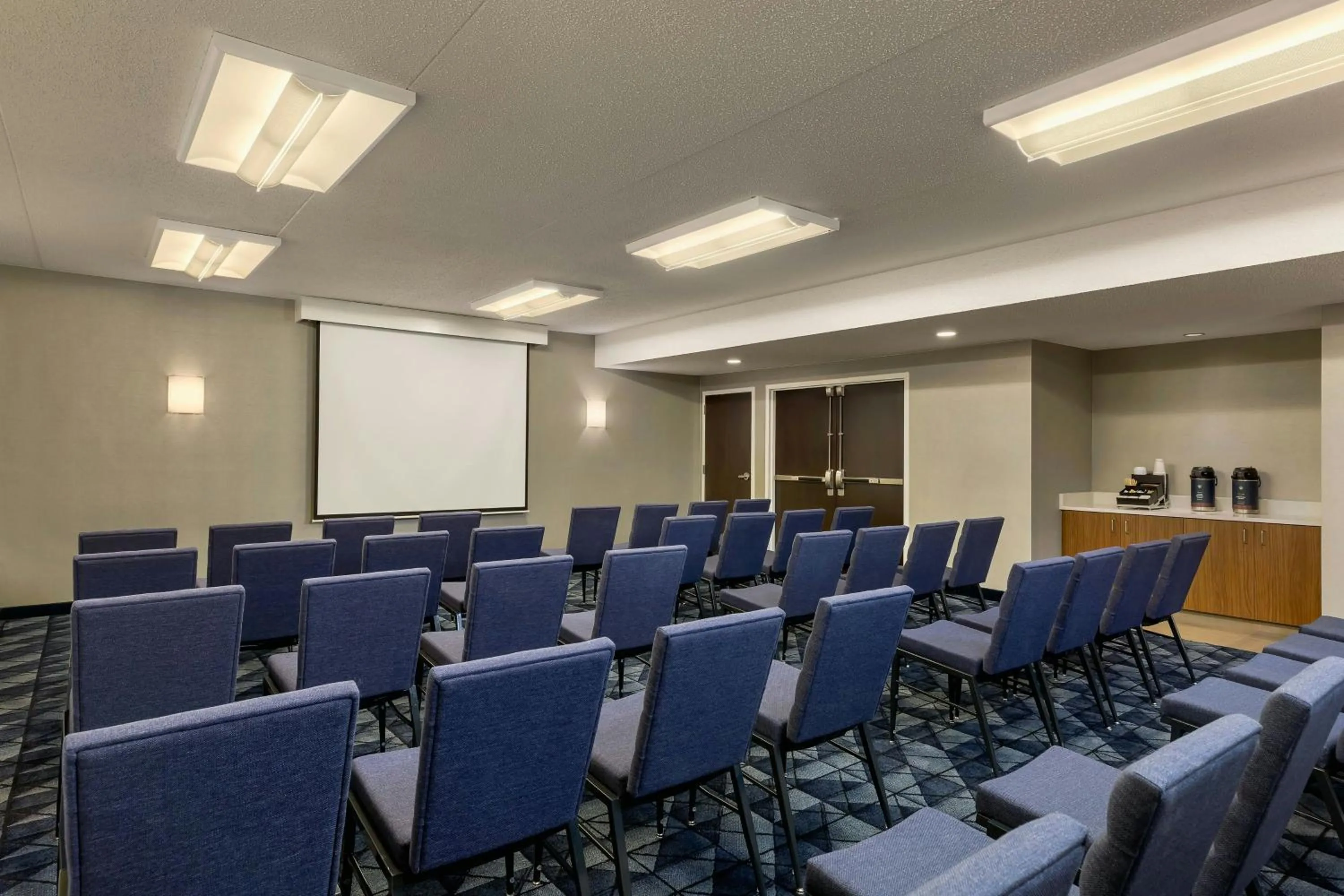 Meeting/conference room in Courtyard by Marriott Minneapolis-St. Paul Airport