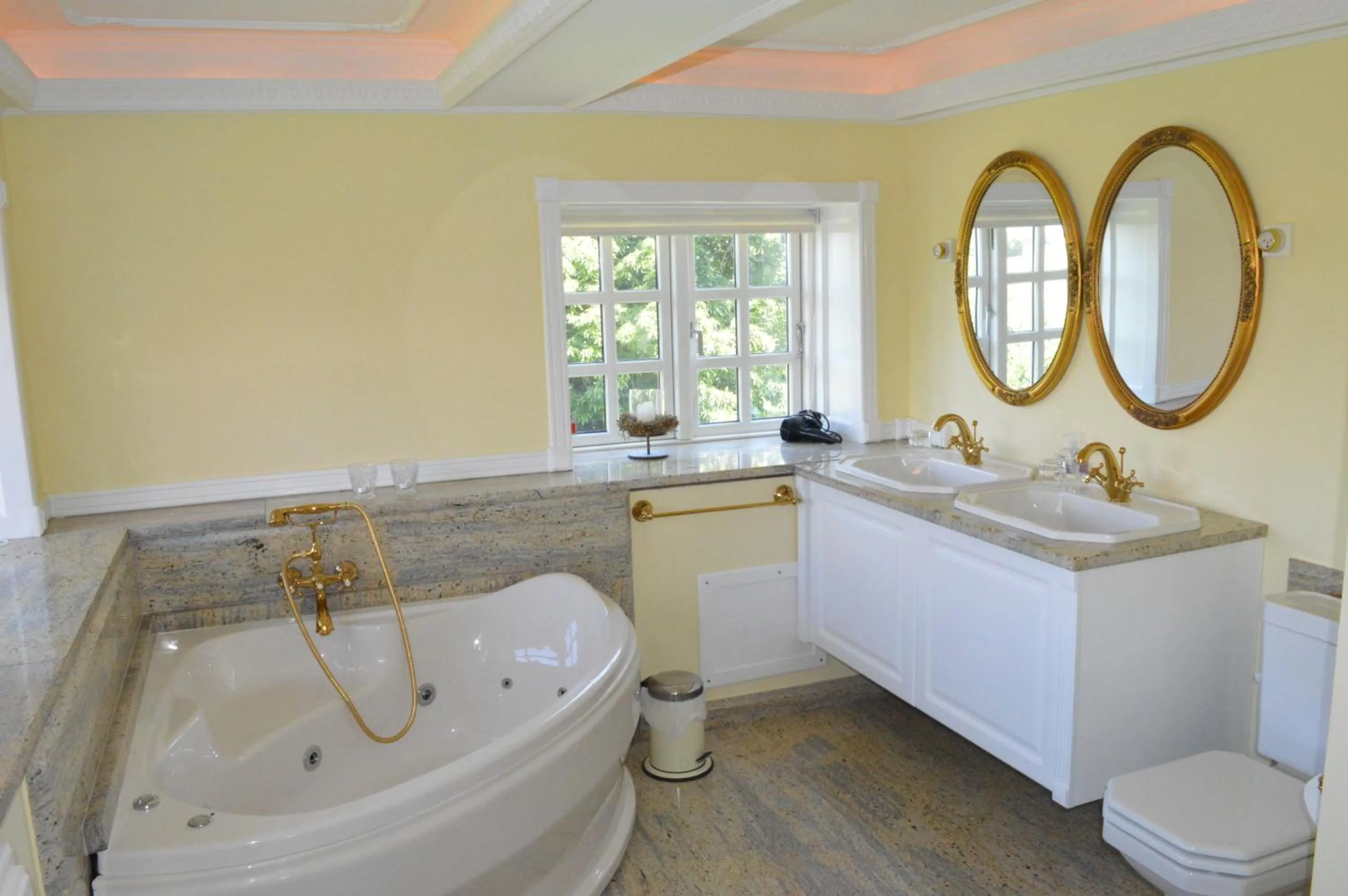 Bathroom in Skrøbelev Gods Manor House