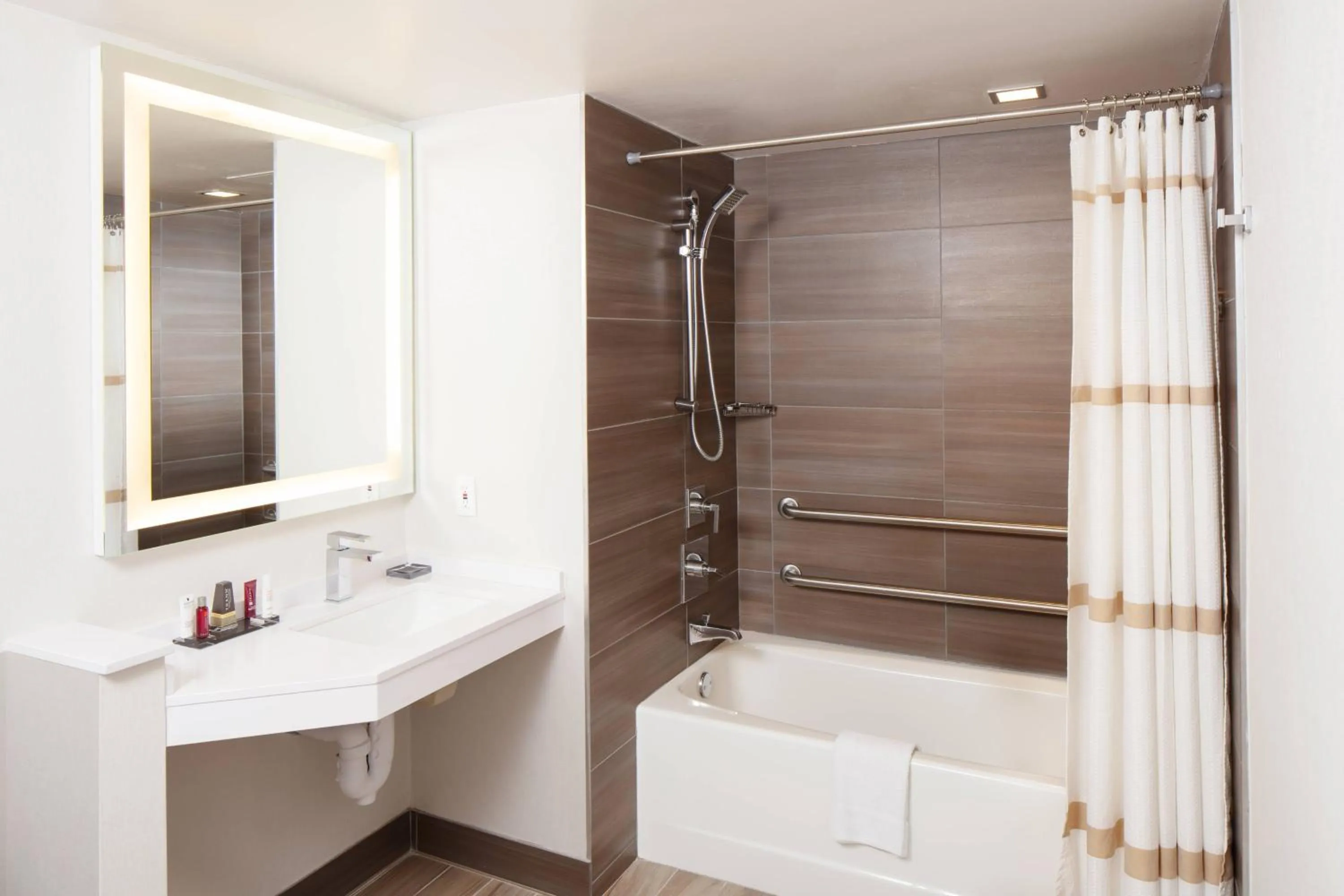 Bathroom in Minneapolis Marriott Southwest