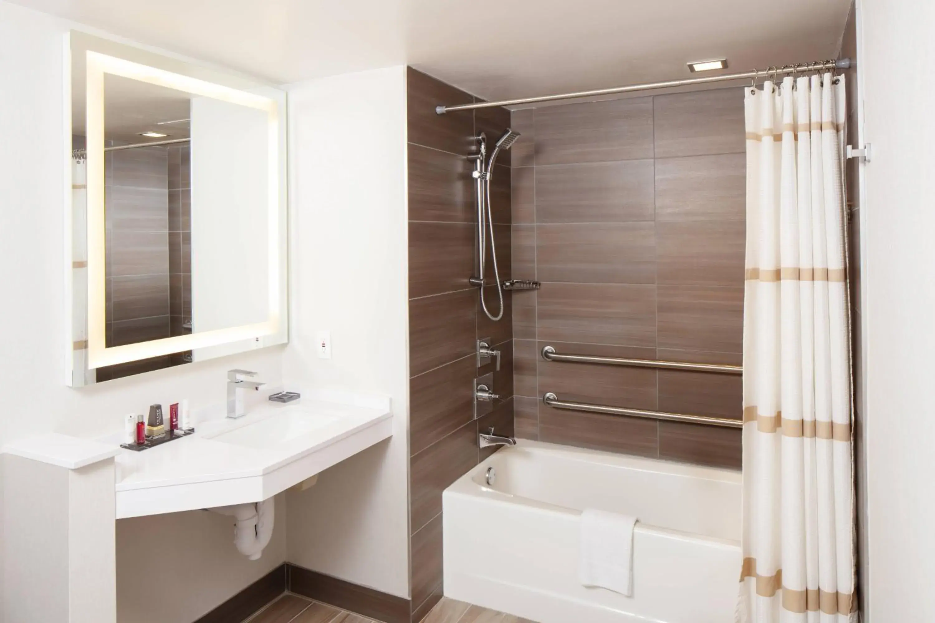 King Room with Adapted Tub - Mobility Accessible in Minneapolis Marriott Southwest King Room with Adapted Tub - Mobility Accessible in Minneapolis Marriott Southwest