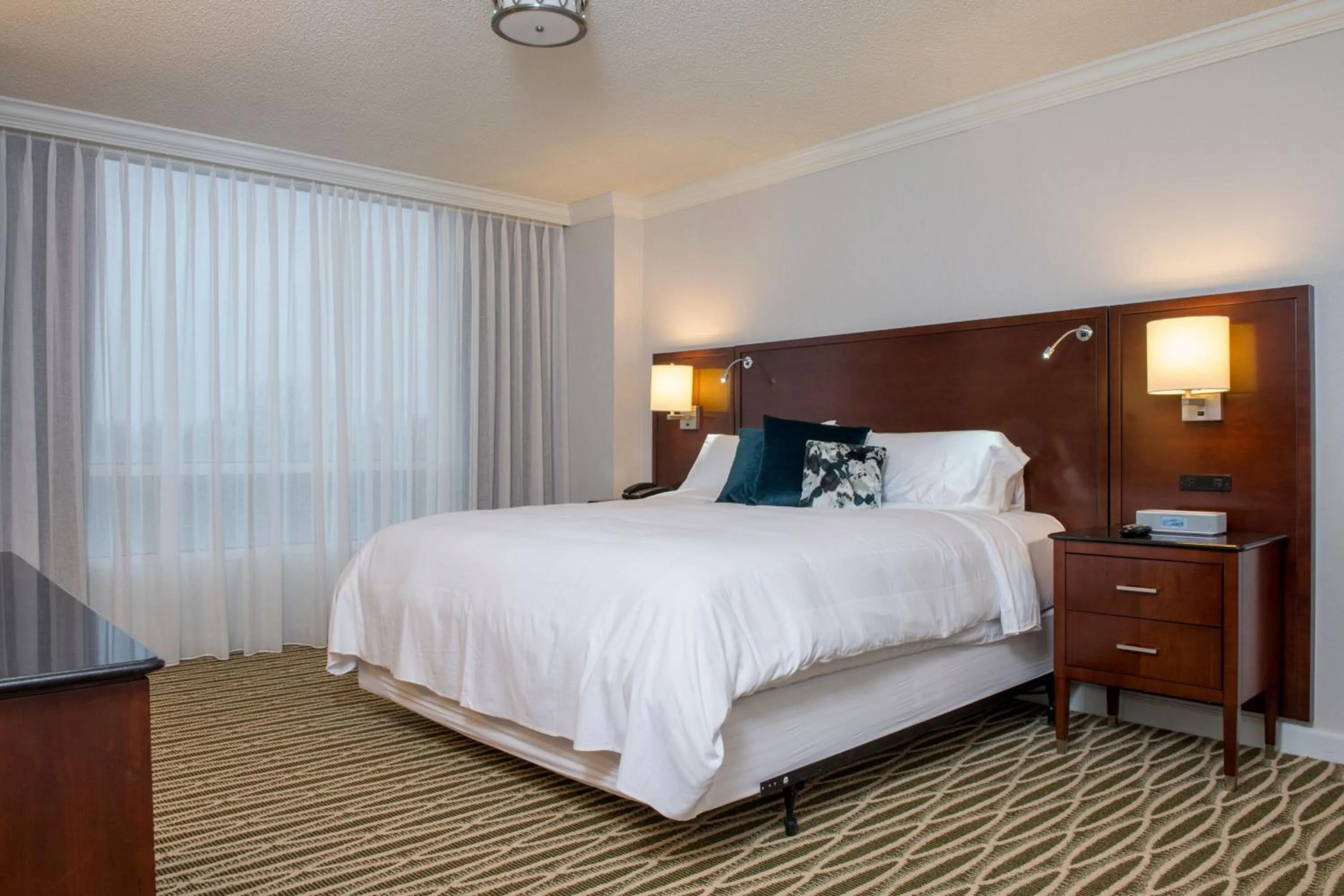Photo of the whole room, Bed in Minneapolis Marriott Southwest