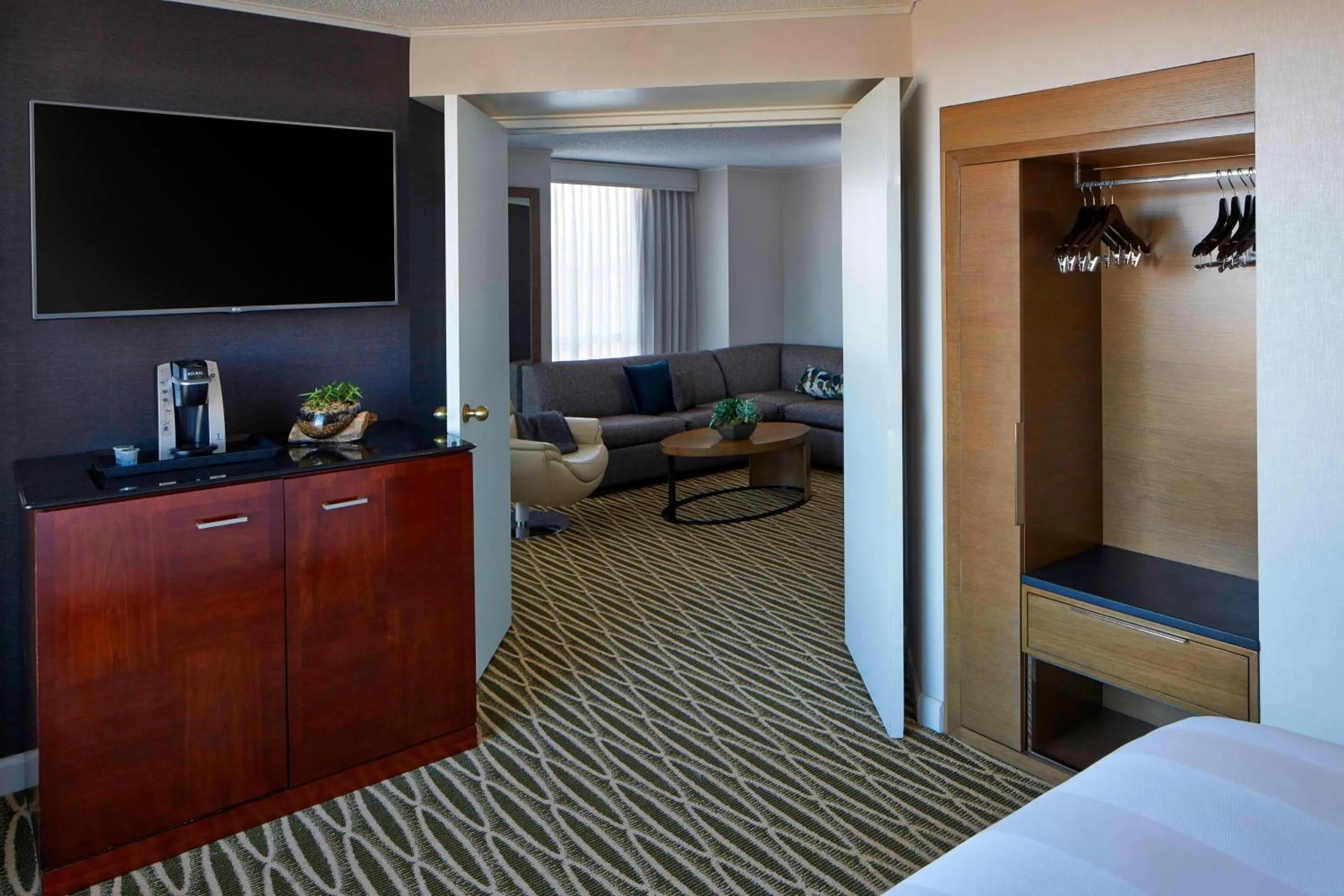 Photo of the whole room, Bed in Minneapolis Marriott Southwest