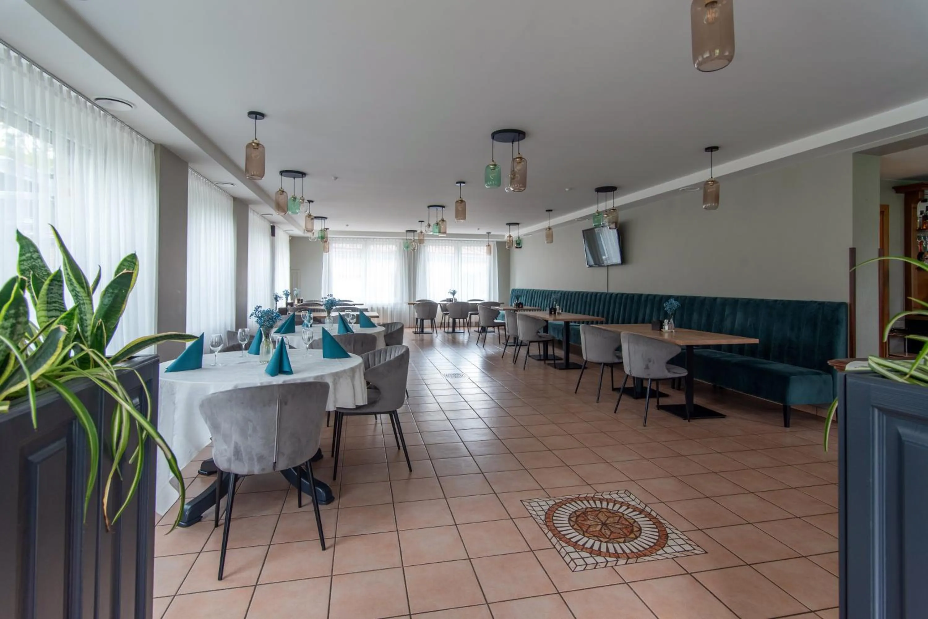 Restaurant/places to eat in Amicus Hotel