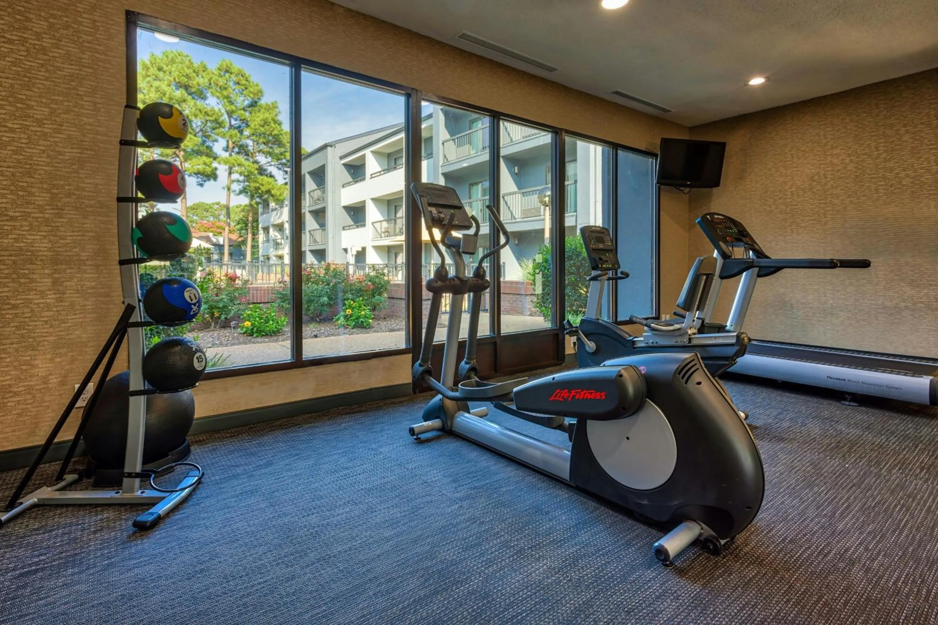 Fitness centre/facilities in Courtyard Hampton